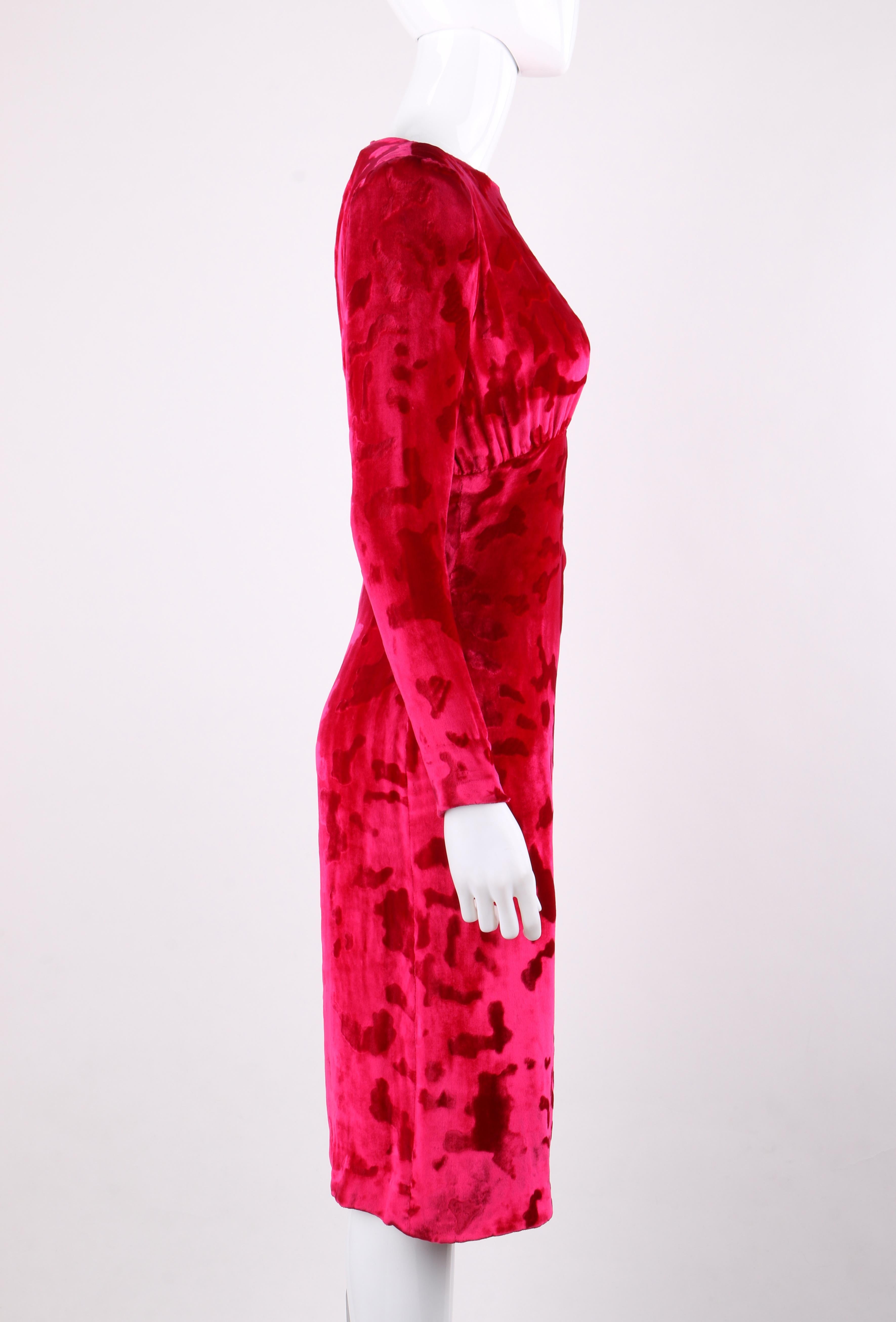 GIVENCHY ca. 1990er Jahre Haute Couture Abendkleid aus Samt mit Fuchsia-rosa Leopardenmuster im Zustand „Gut“ im Angebot in Thiensville, WI
