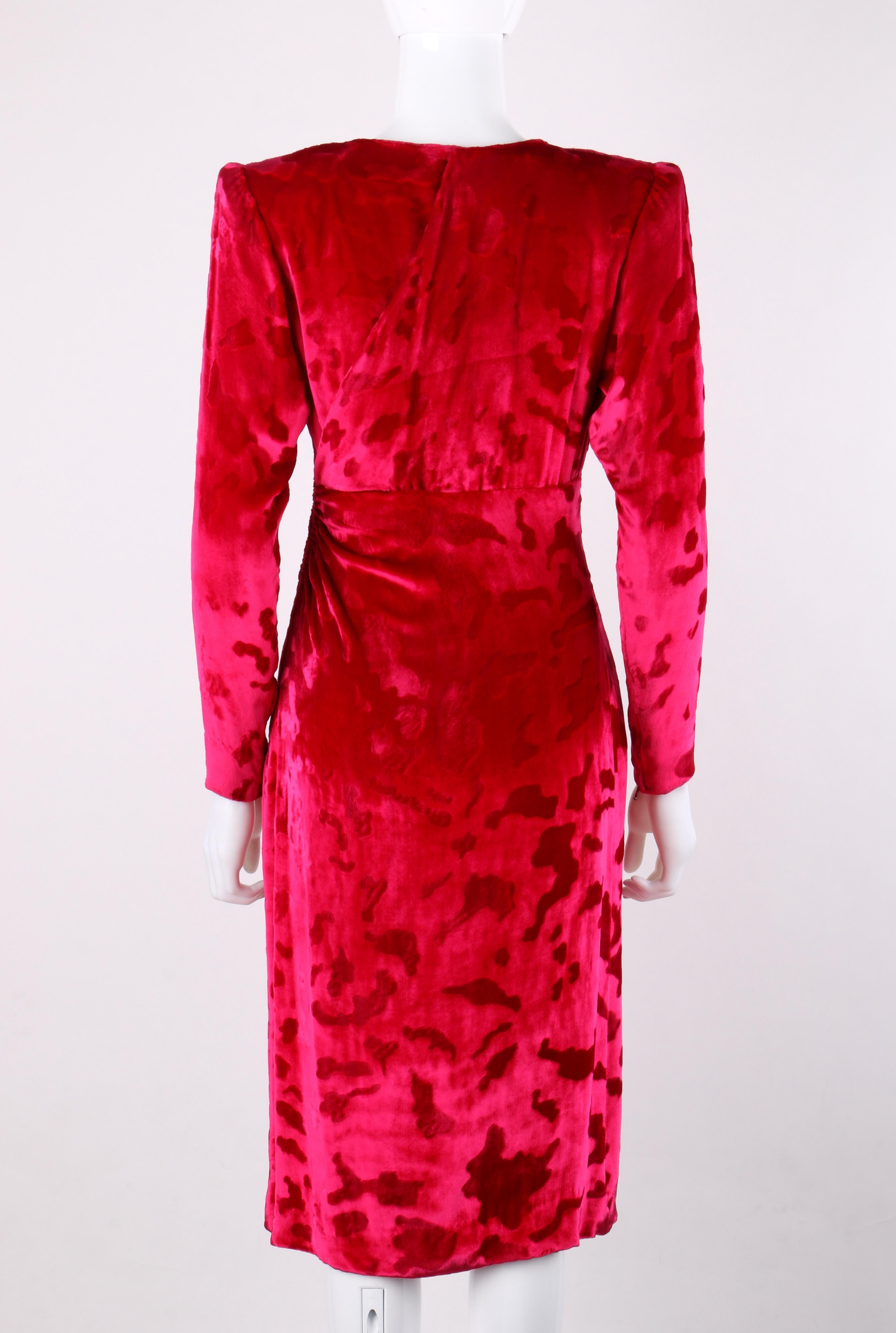 GIVENCHY ca. 1990er Jahre Haute Couture Abendkleid aus Samt mit Fuchsia-rosa Leopardenmuster Damen im Angebot