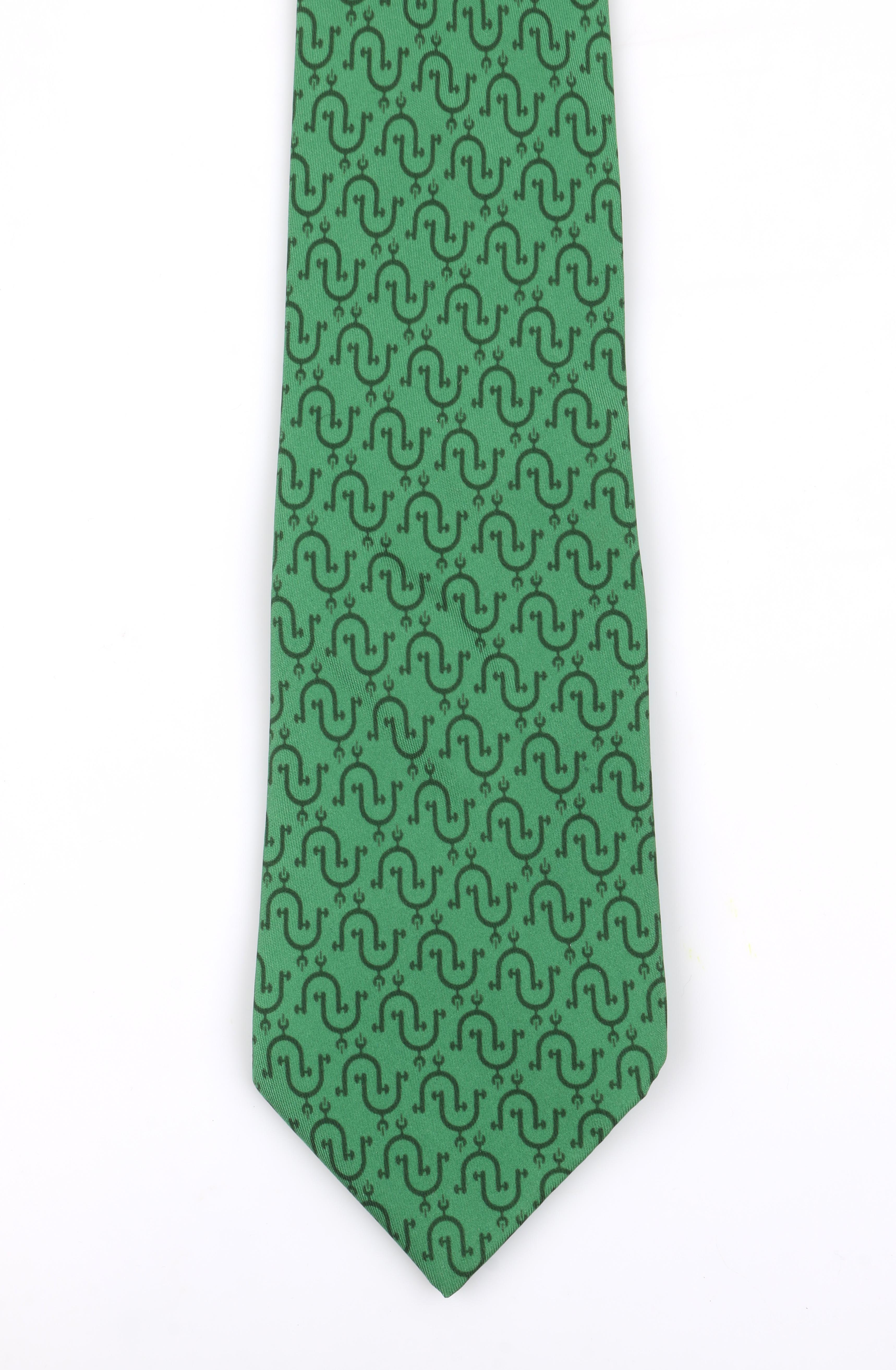 HERMES Kelly Green Equestrian Stirrup Print 5 Fold Silk Necktie Tie 5202 IA In Good Condition In Thiensville, WI
