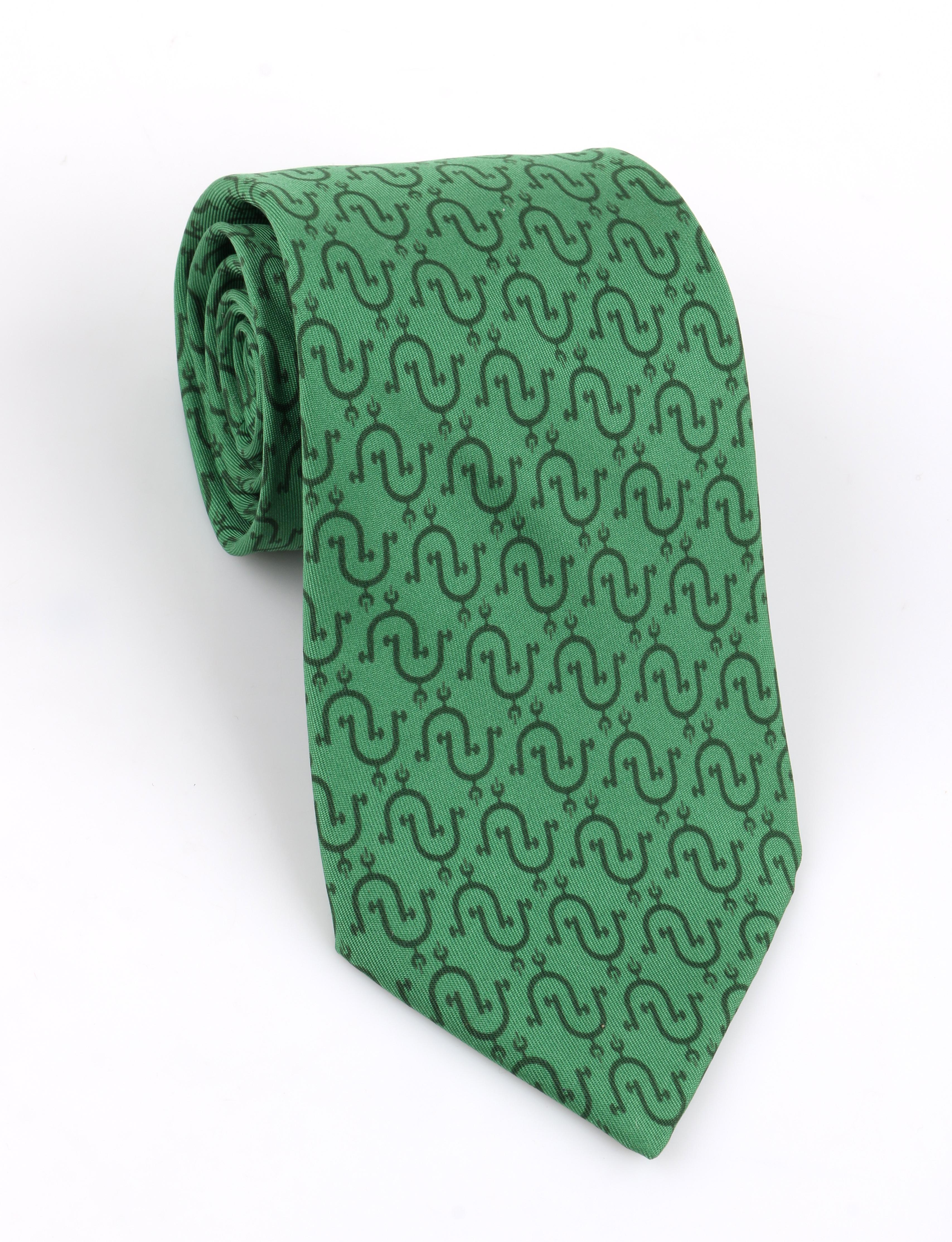DESCRIPTION: HERMES Kelly Green Equestrian Stirrup Print 5 Fold Silk Necktie Tie 5202 IA
 
Brand / Manufacturer: Hermes
Style: Necktie
Color(s): Shades of green
Lined: Yes
Marked Fabric Content: 100% Silk
Additional Details / Inclusions: Dark green