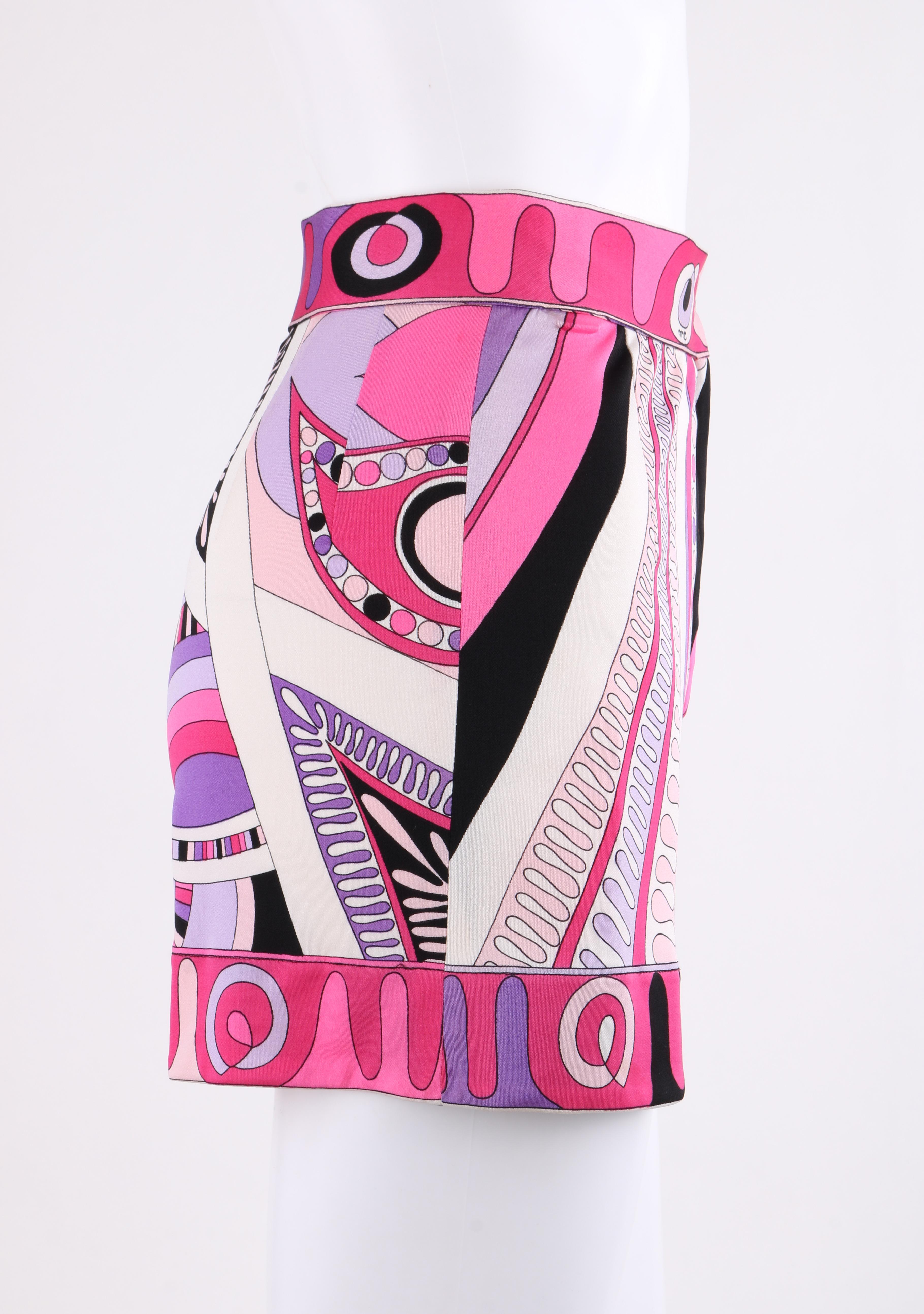 EMILIO PUCCI c.1970's Pink Op Art Signature Print Silk Jersey Knit Shorts In Excellent Condition In Thiensville, WI