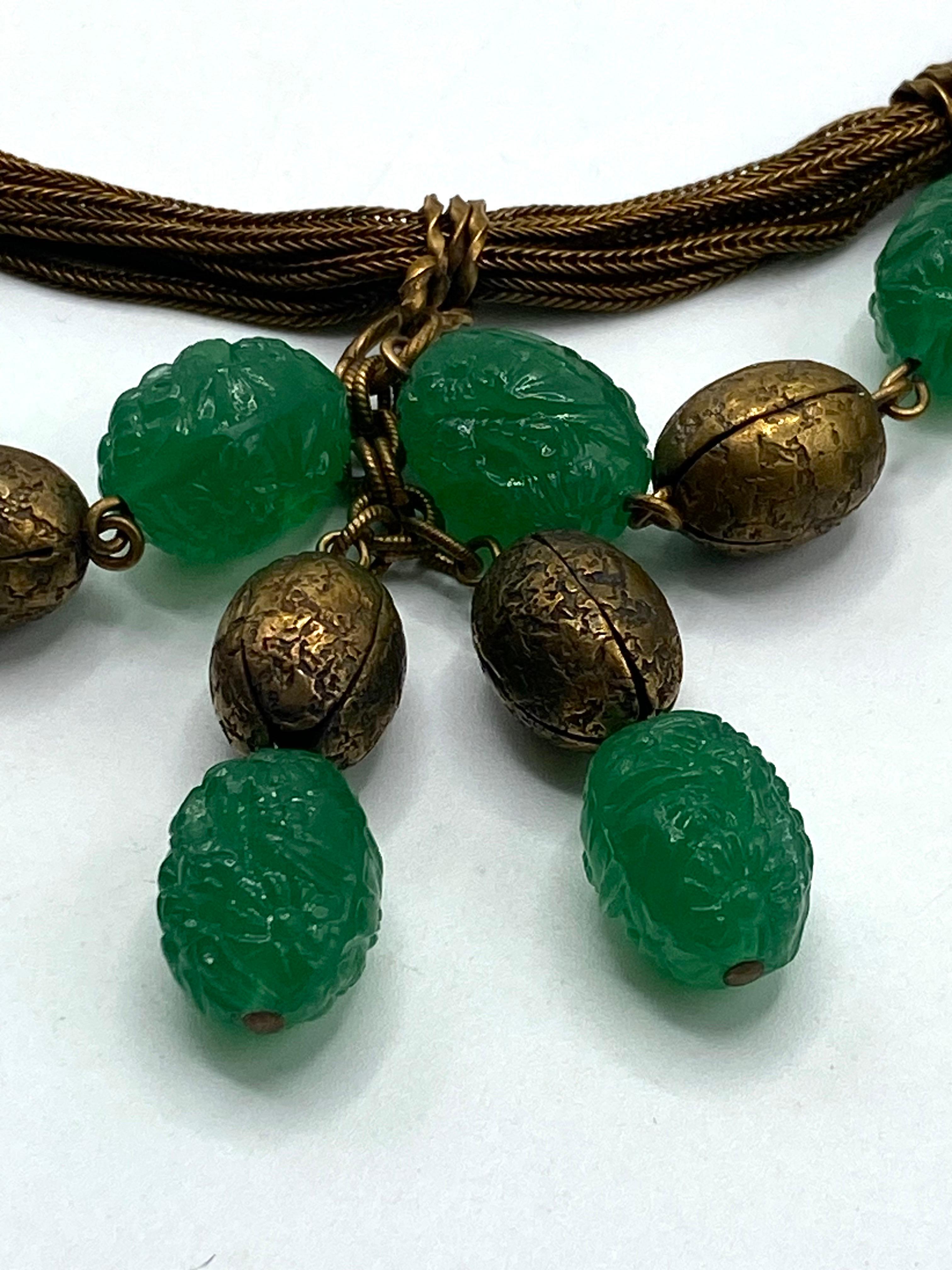 Collier à bavette en verre émeraude sculpté et doré des années 1920/30 en vente 3