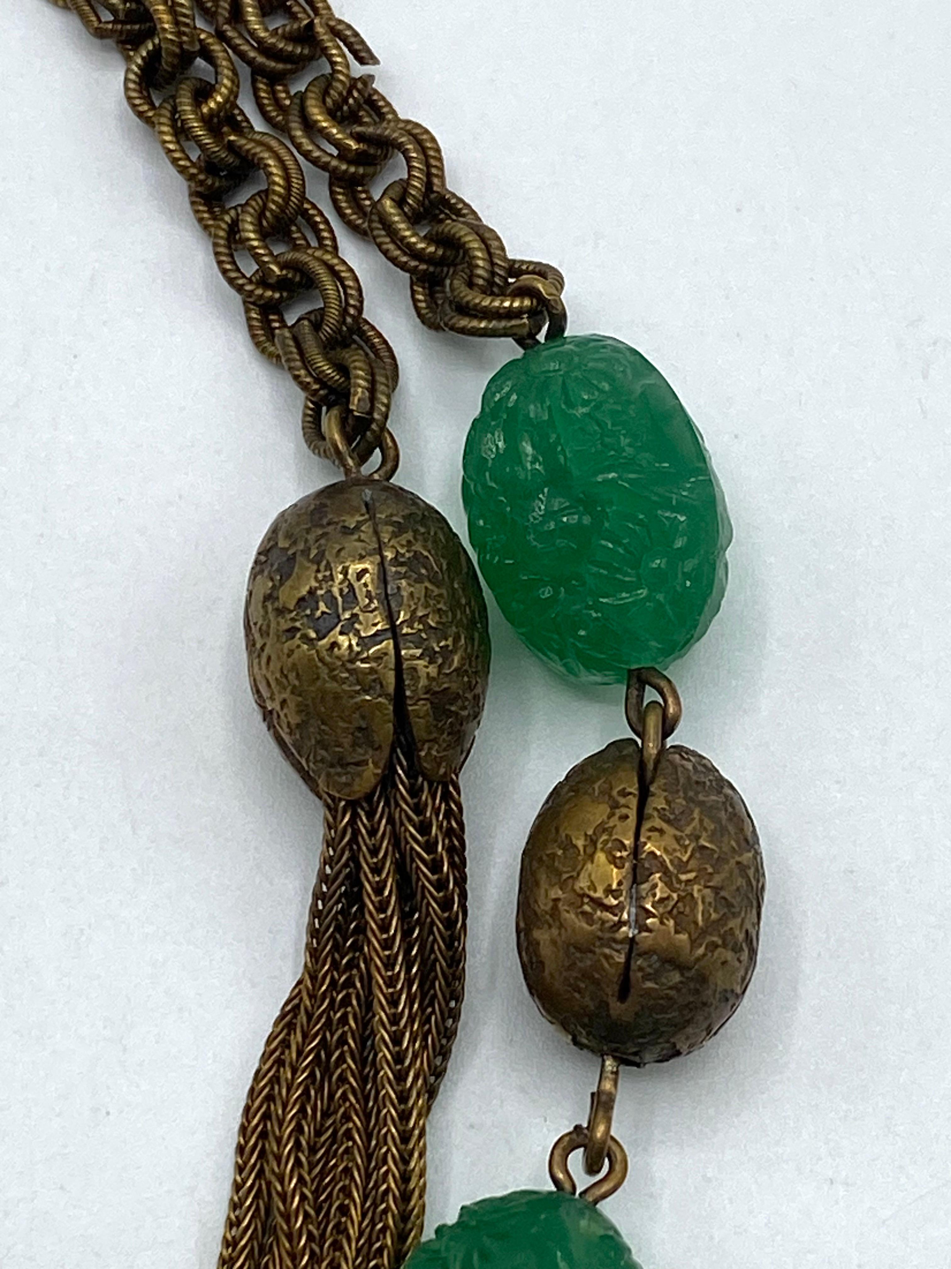 Collier à bavette en verre émeraude sculpté et doré des années 1920/30 en vente 7