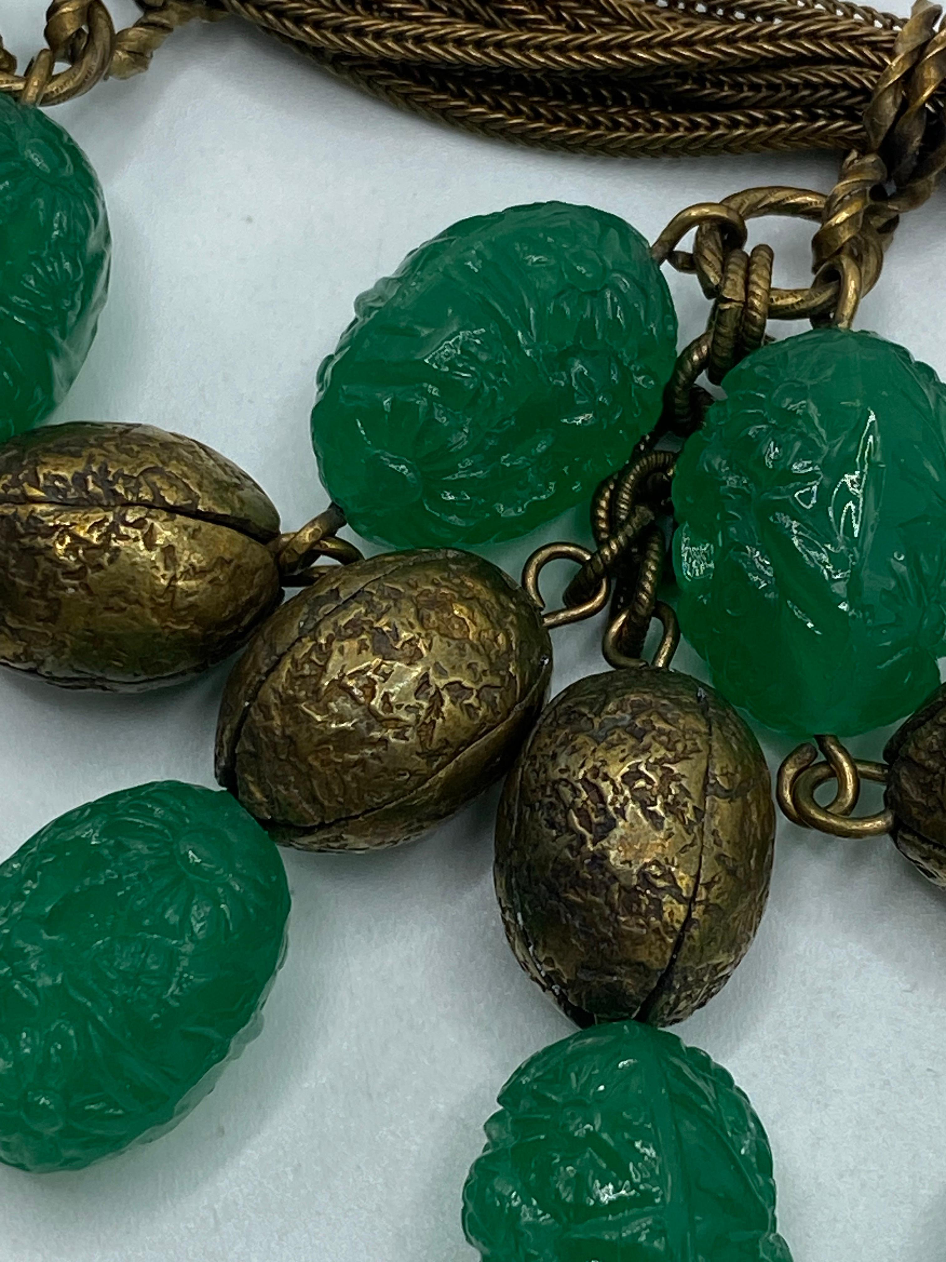 Collier à bavette en verre émeraude sculpté et doré des années 1920/30 en vente 8