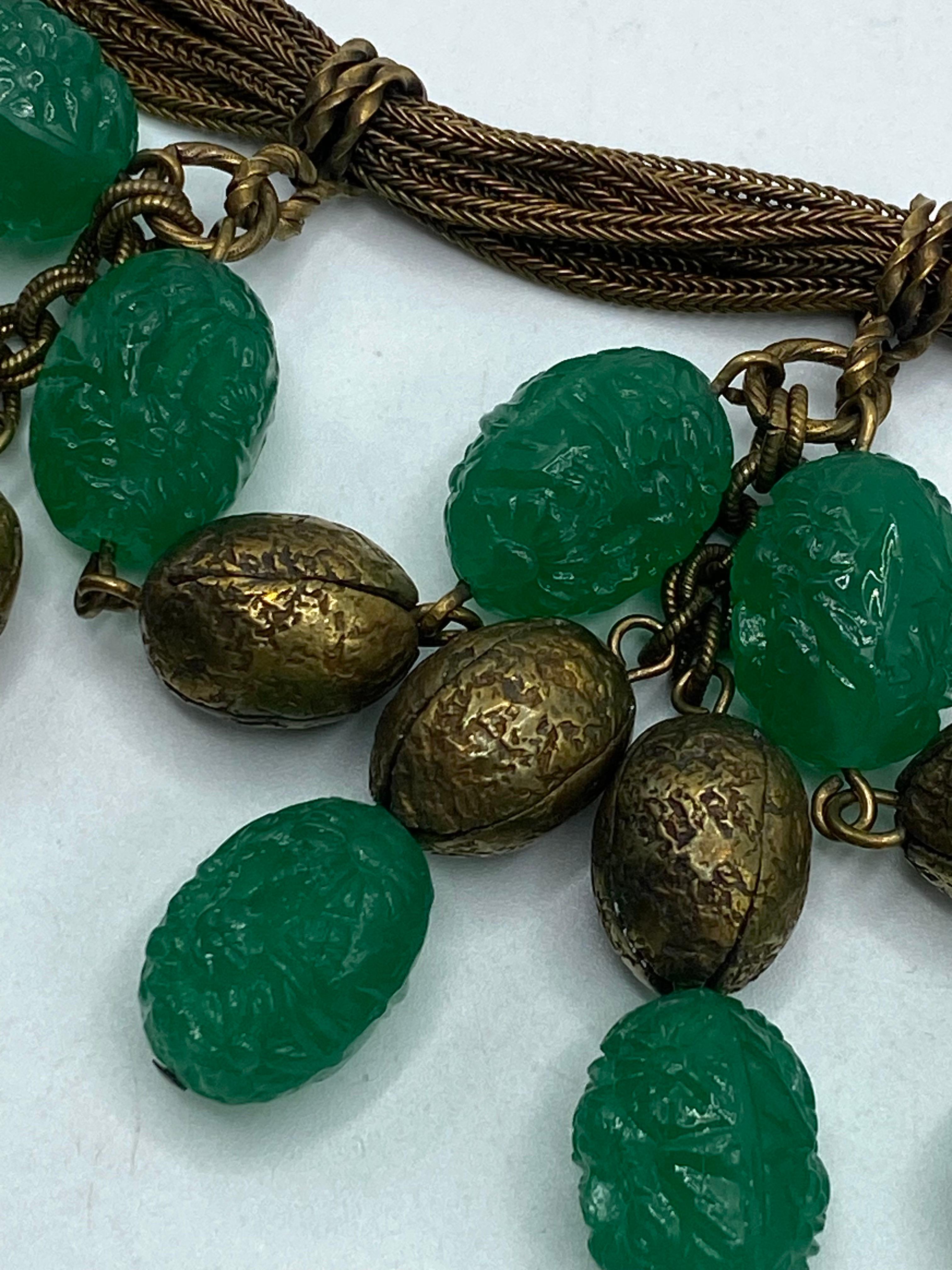 Collier à bavette en verre émeraude sculpté et doré des années 1920/30 en vente 9