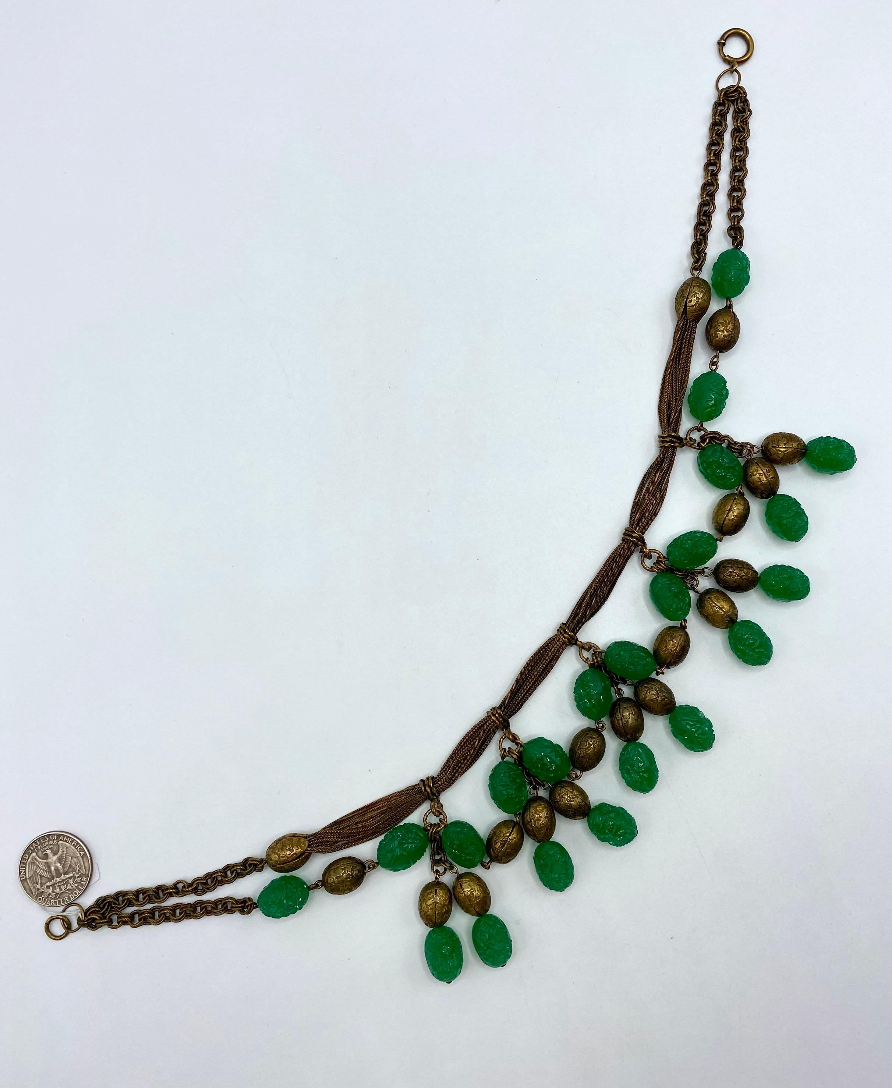 Collier à bavette en verre émeraude sculpté et doré des années 1920/30 en vente 10