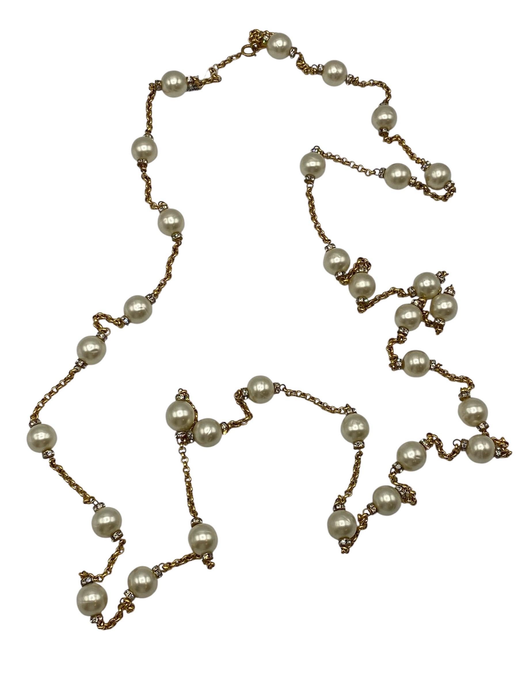 Un'incantevole e classica collana a catena Chanel extra-lunga con perle e strass, risalente alla prima metà degli anni Ottanta. Può essere indossato singolarmente o raddoppiato intorno al collo. La catena dorata è di tipo Belcher o rolo, larga 3 mm