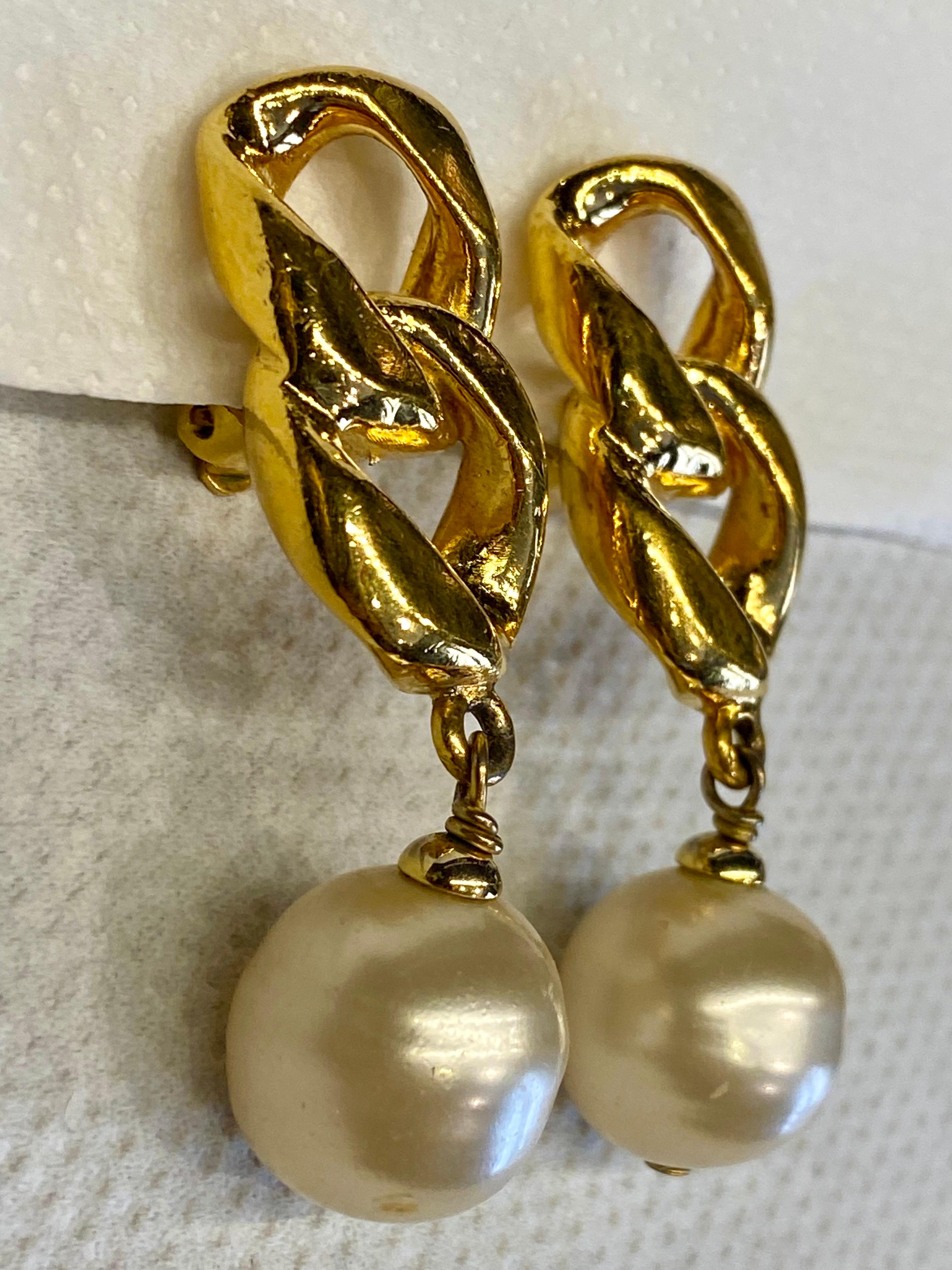 Chanel Otoño 1993 Pendientes colgantes de perla grande y eslabón de freno de oro en venta 10
