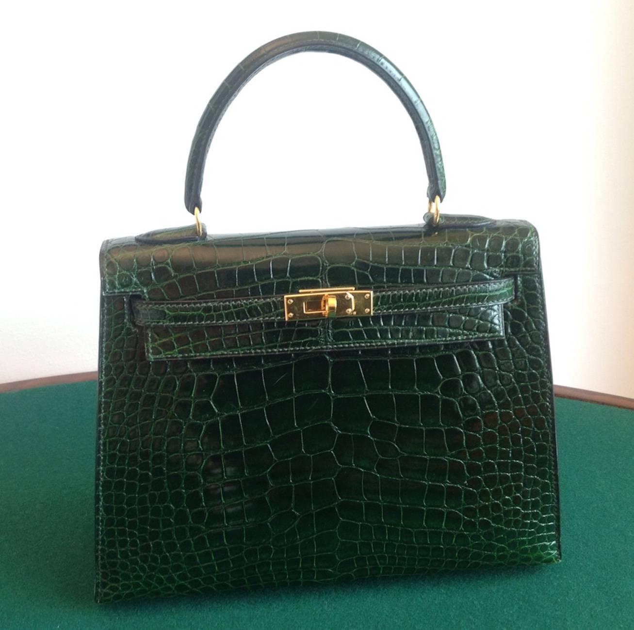 Hermes 25 cm shiny Vert Fonce alligator sellier kelly bag, very rare and beautifull in this size with gold hardware
B in a square  stamp, 1998 key fob and Padlock, removable Shoulder strap.
Very good general condition.
The bag has been used few