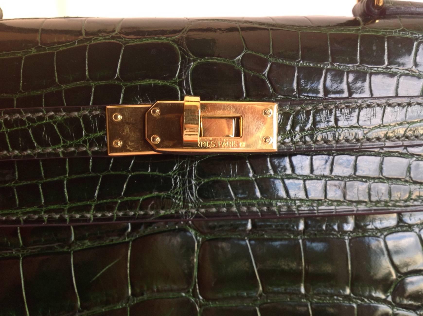 Hermes 25 cm Shiny Vert Fonce Alligator Sellier Kelly Bag In Good Condition In New York, NY