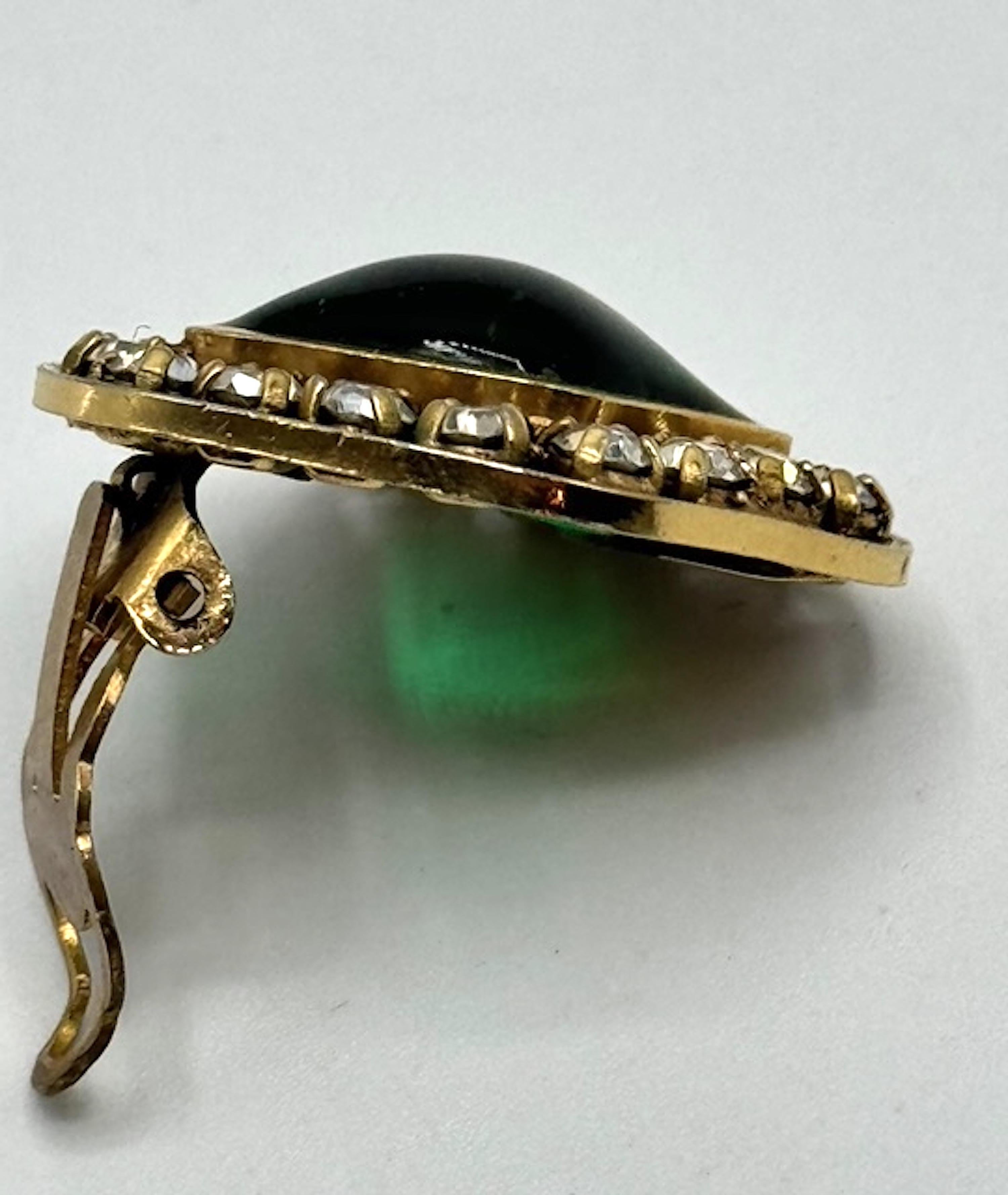 Chanel 1970 - Boucles d'oreilles Gripoix en or, strass et vert émeraude en vente 9
