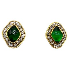 Chanel 1970 - Boucles d'oreilles Gripoix en or, strass et vert émeraude