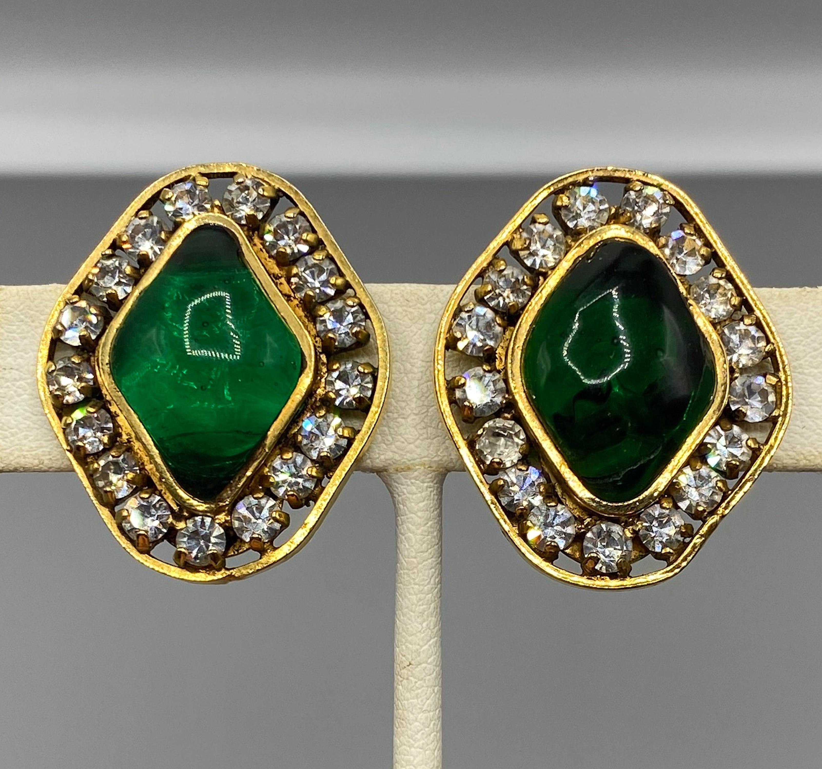 Voici une paire de boucles d'oreilles classiques en forme de diamant de Chanel datant des années 1970. Produit par la Maison Gripoix pour Chanel  et connu pour ses bijoux en verre coulé. Le centre de chaque boucle d'oreille est orné d'un cabochon en