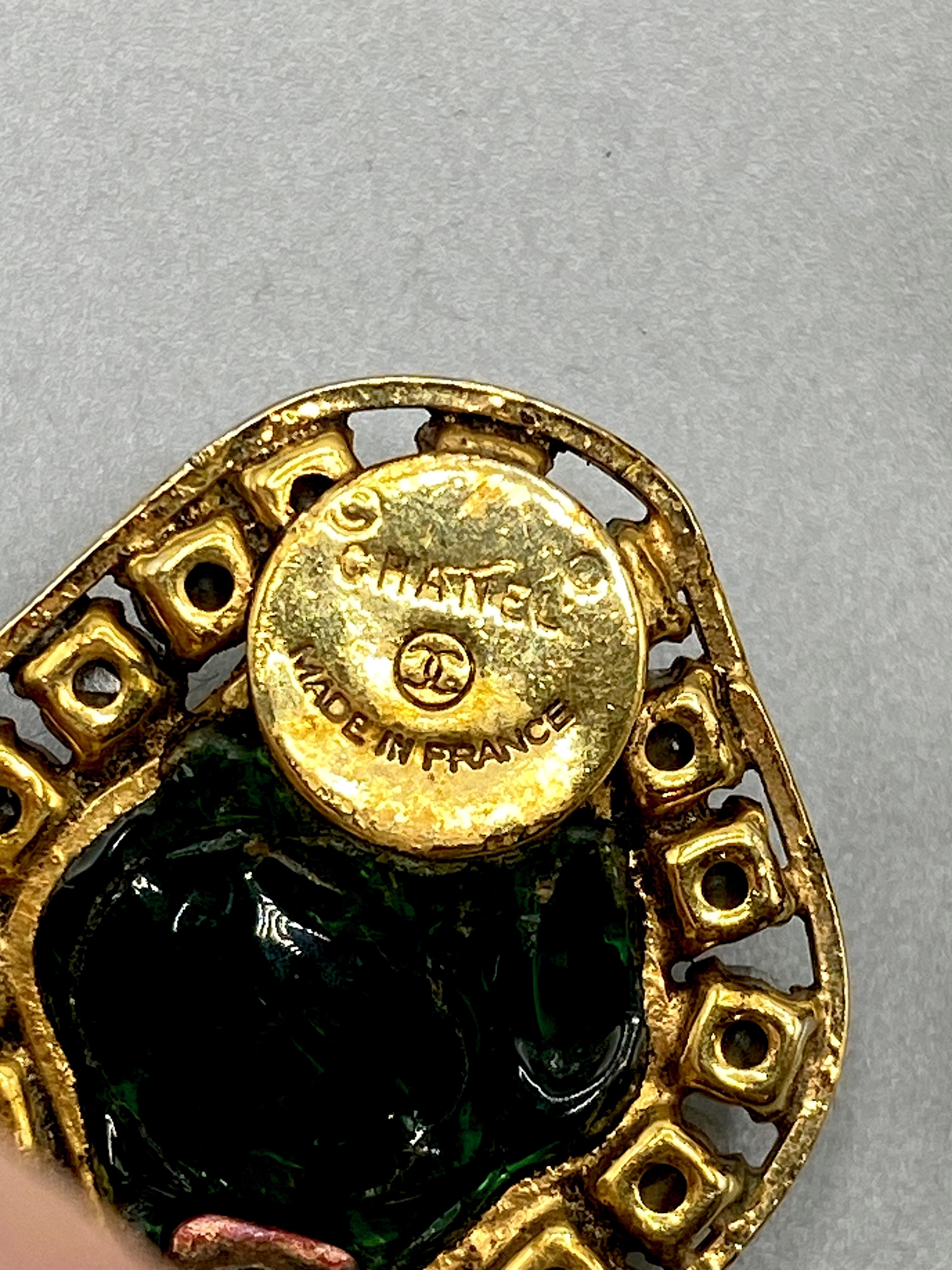 Chanel 1970 - Boucles d'oreilles Gripoix en or, strass et vert émeraude Bon état - En vente à New York, NY