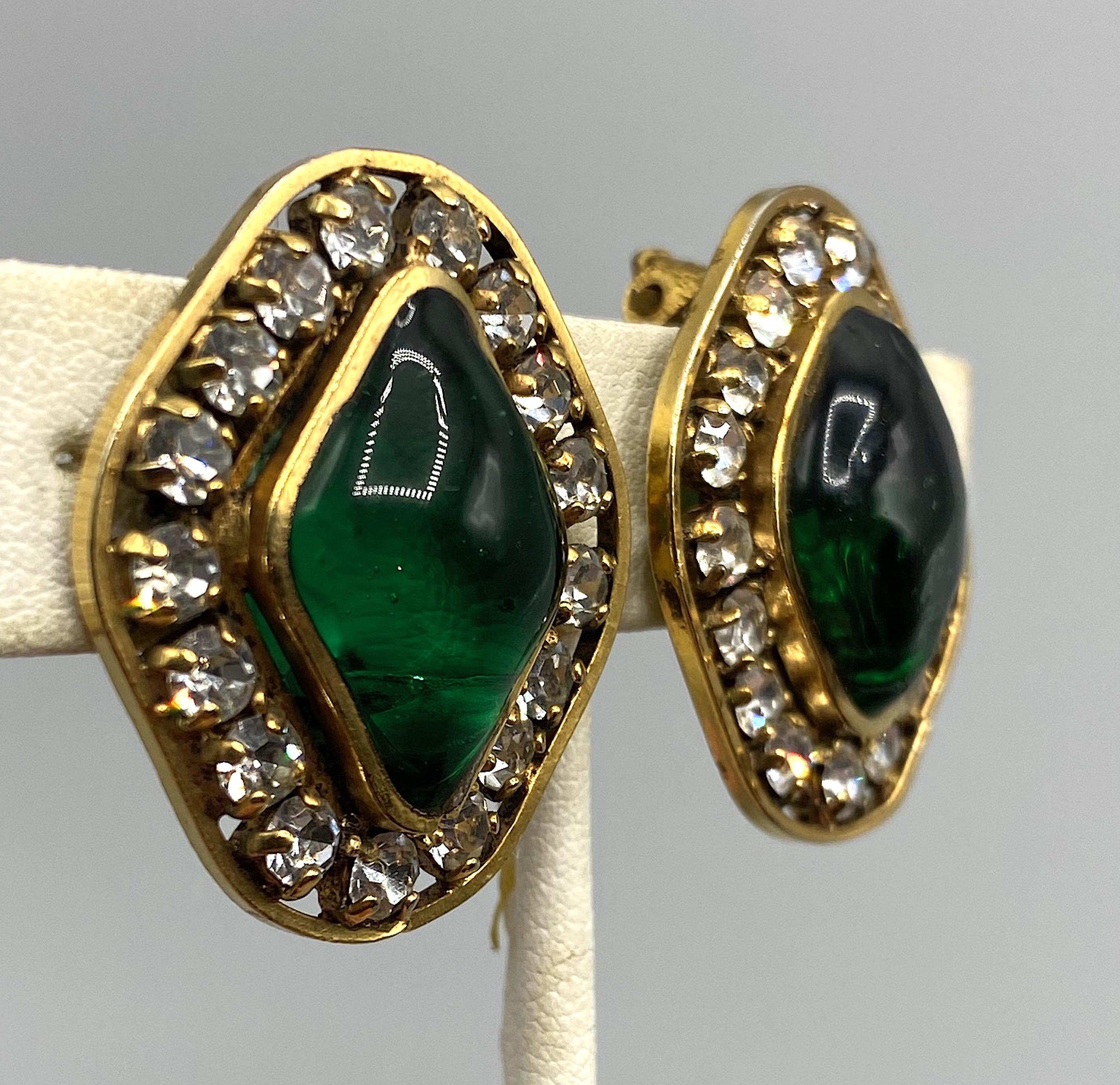 Chanel 1970 - Boucles d'oreilles Gripoix en or, strass et vert émeraude Pour femmes en vente