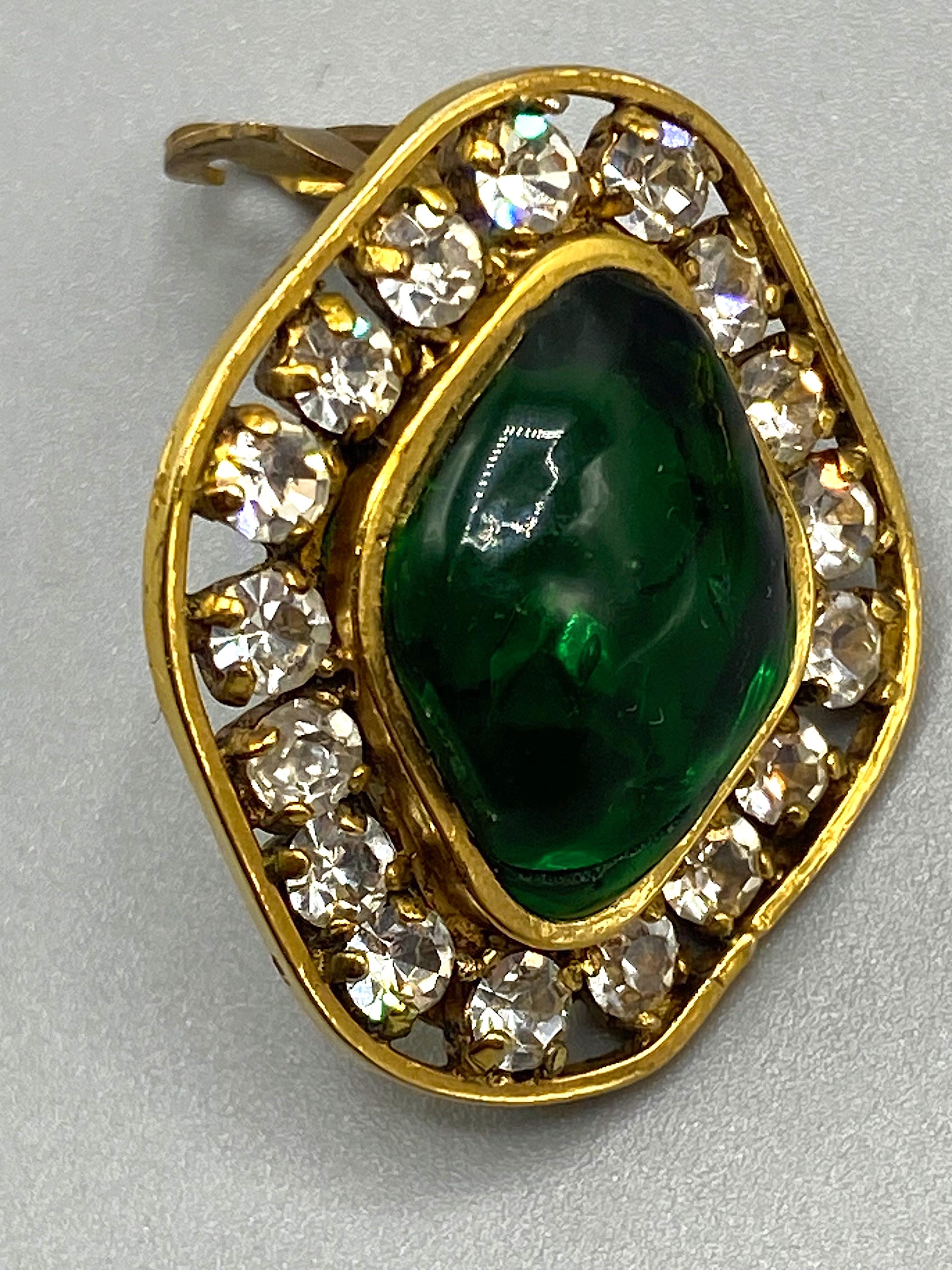 Chanel 1970 - Boucles d'oreilles Gripoix en or, strass et vert émeraude en vente 1