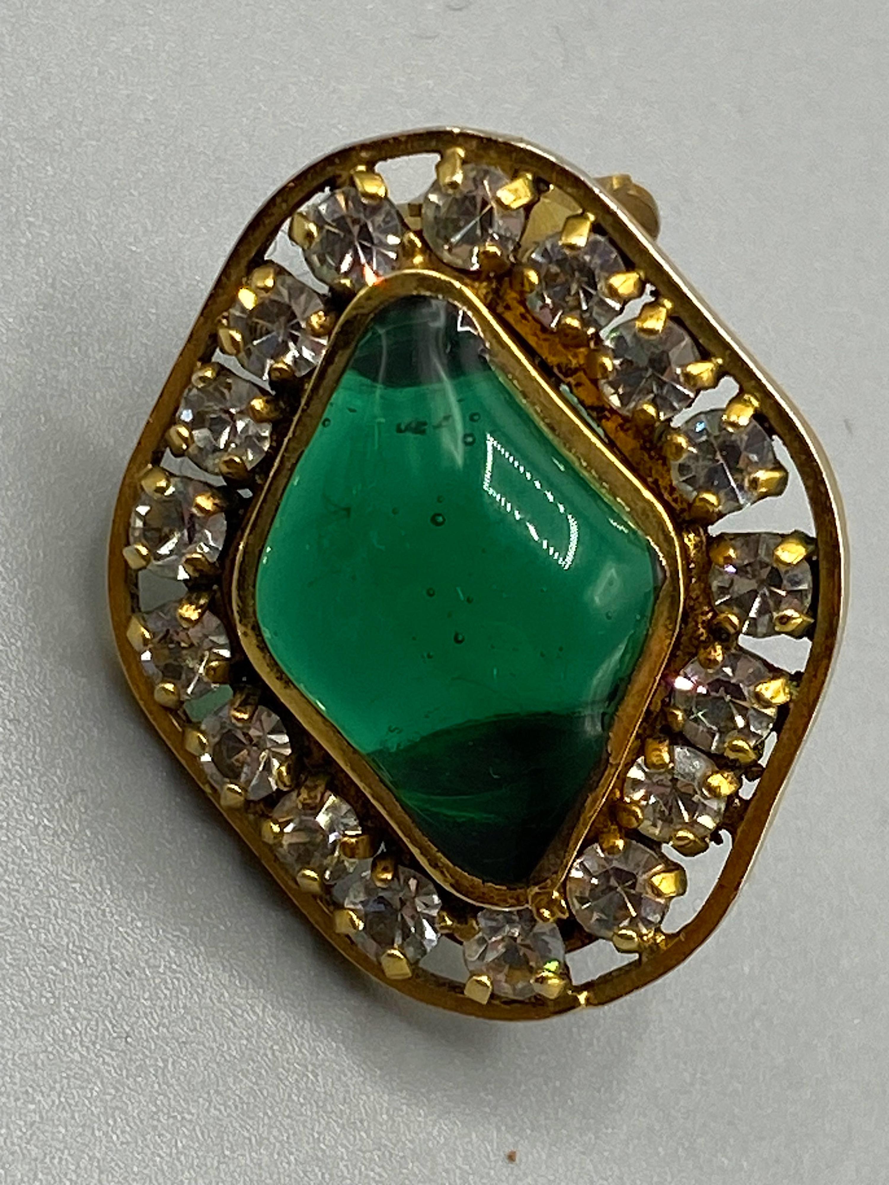 Chanel 1970 - Boucles d'oreilles Gripoix en or, strass et vert émeraude en vente 2