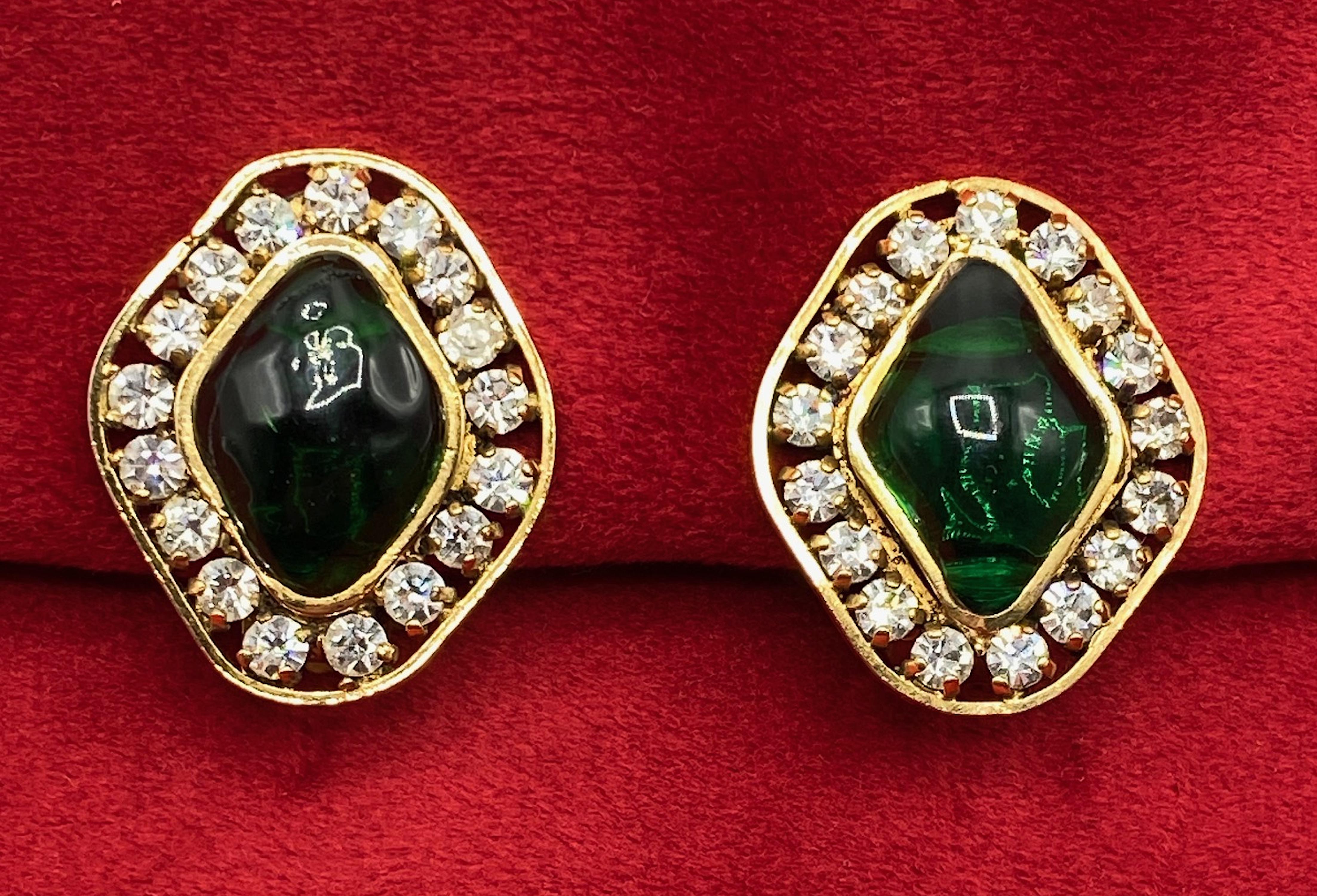 Chanel 1970 - Boucles d'oreilles Gripoix en or, strass et vert émeraude en vente 3