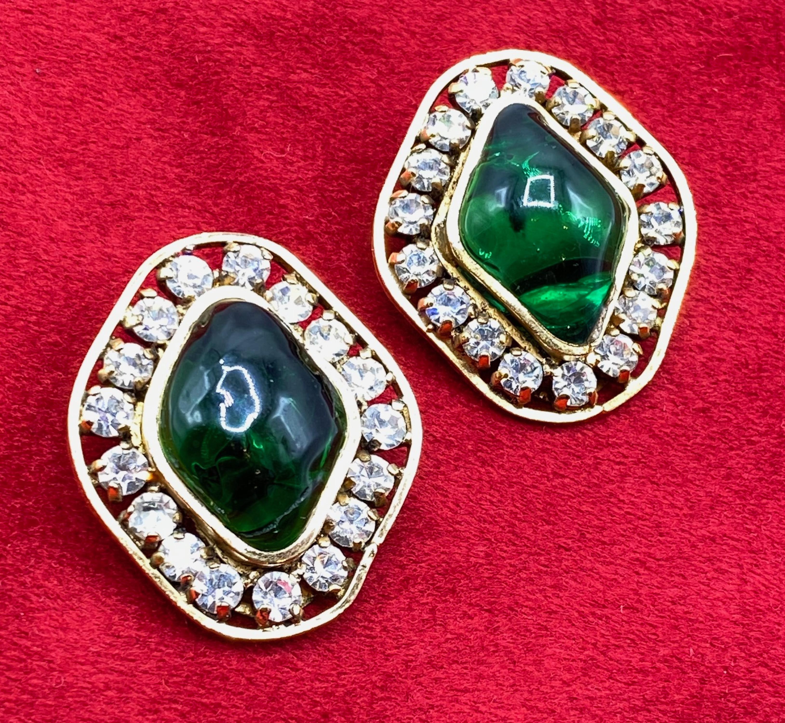 Chanel 1970 - Boucles d'oreilles Gripoix en or, strass et vert émeraude en vente 4