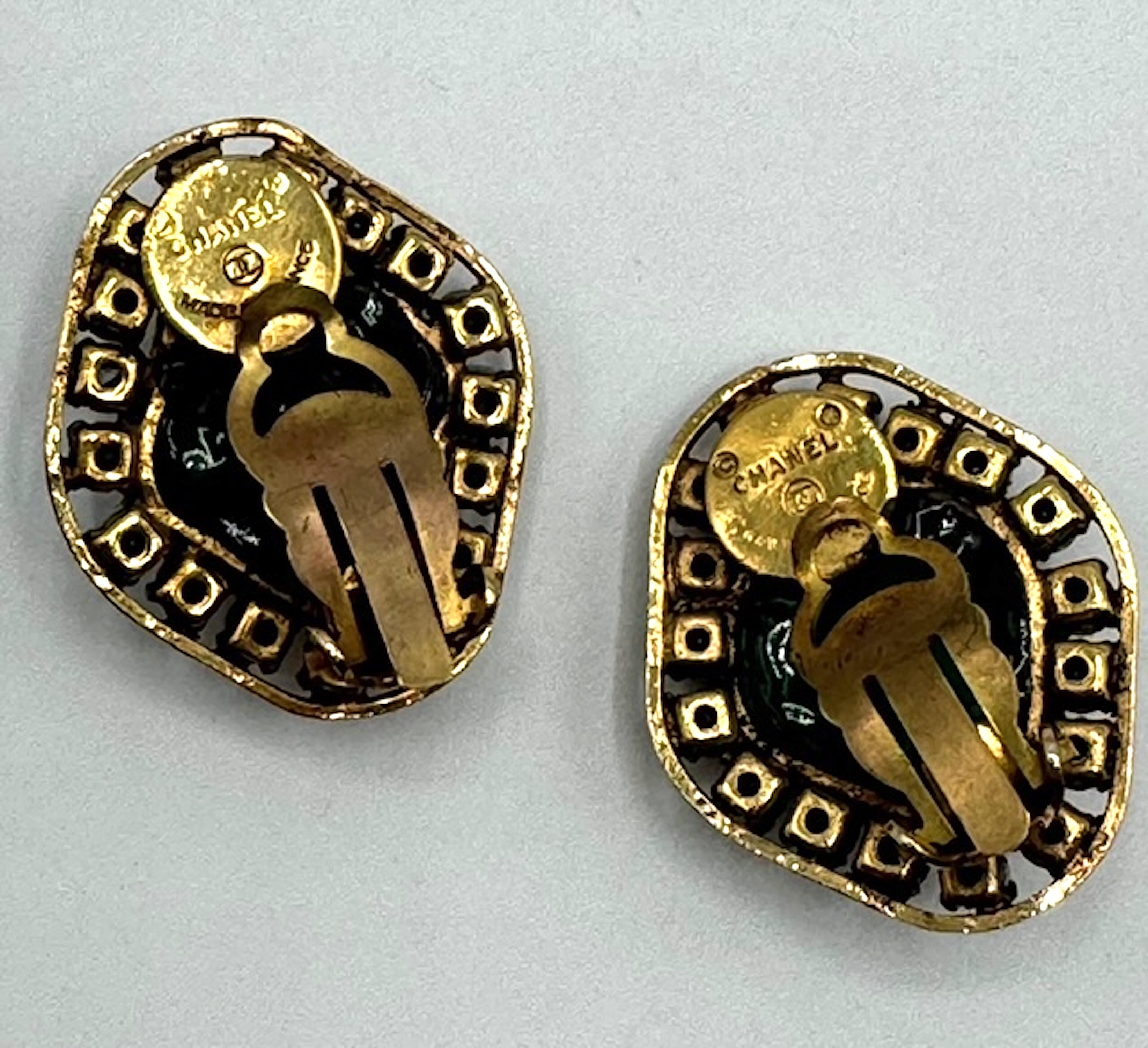 Chanel 1970 - Boucles d'oreilles Gripoix en or, strass et vert émeraude en vente 6
