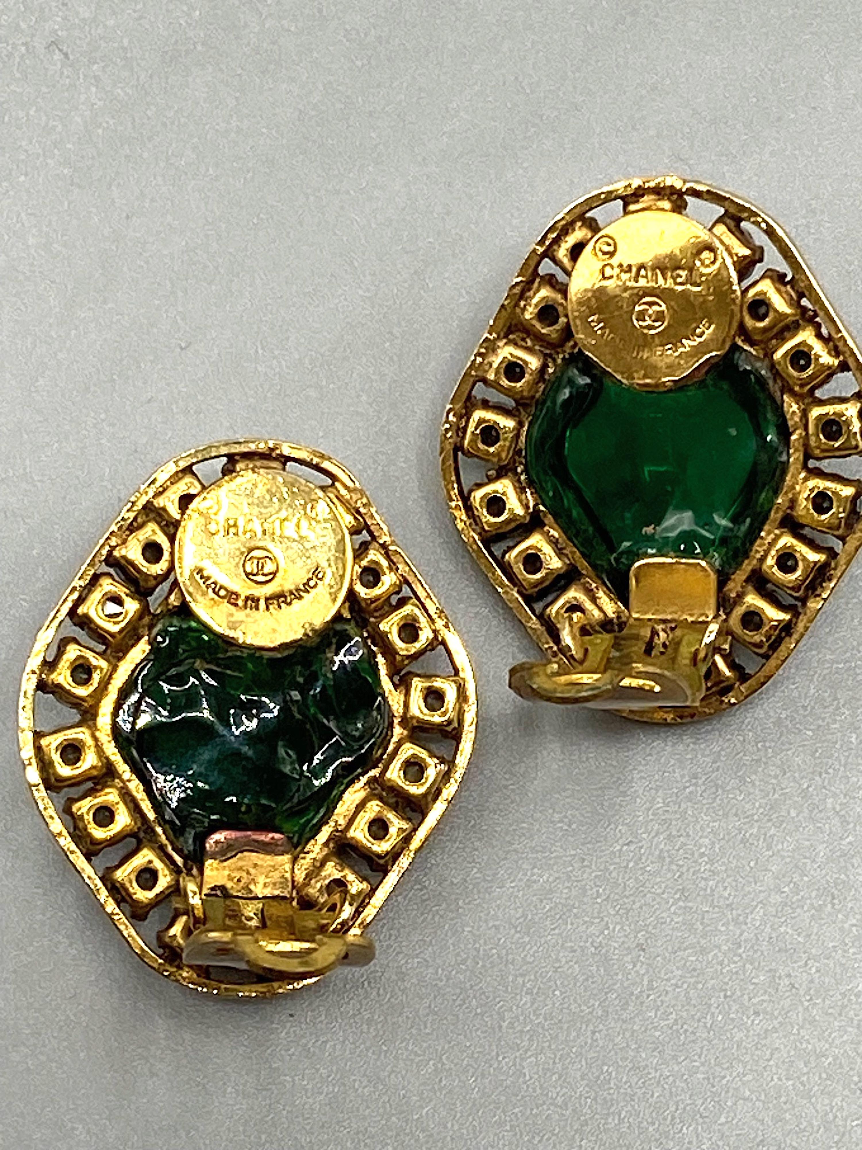 Chanel 1970 - Boucles d'oreilles Gripoix en or, strass et vert émeraude en vente 8