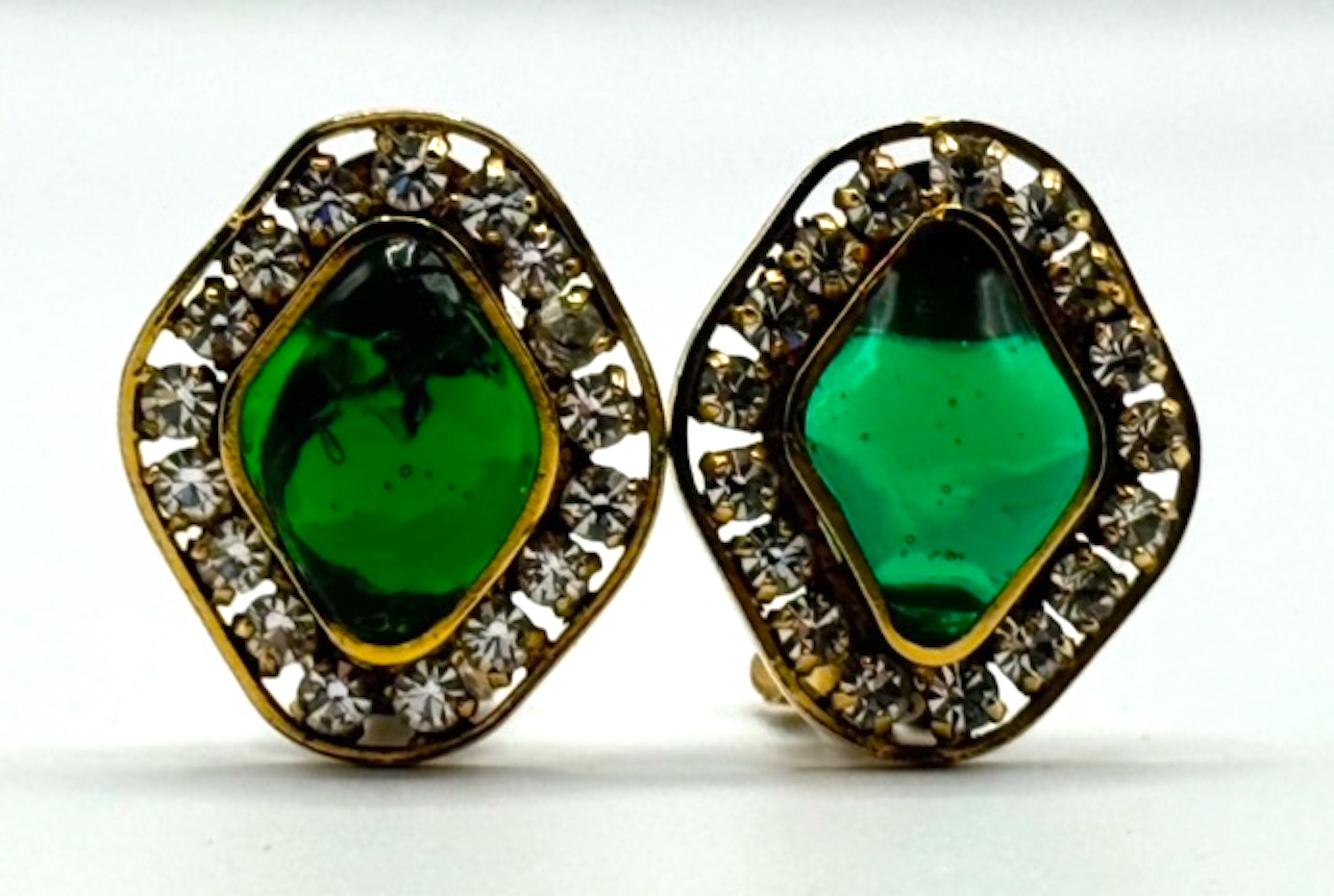 Chanel 1970 - Boucles d'oreilles Gripoix en or, strass et vert émeraude en vente 10