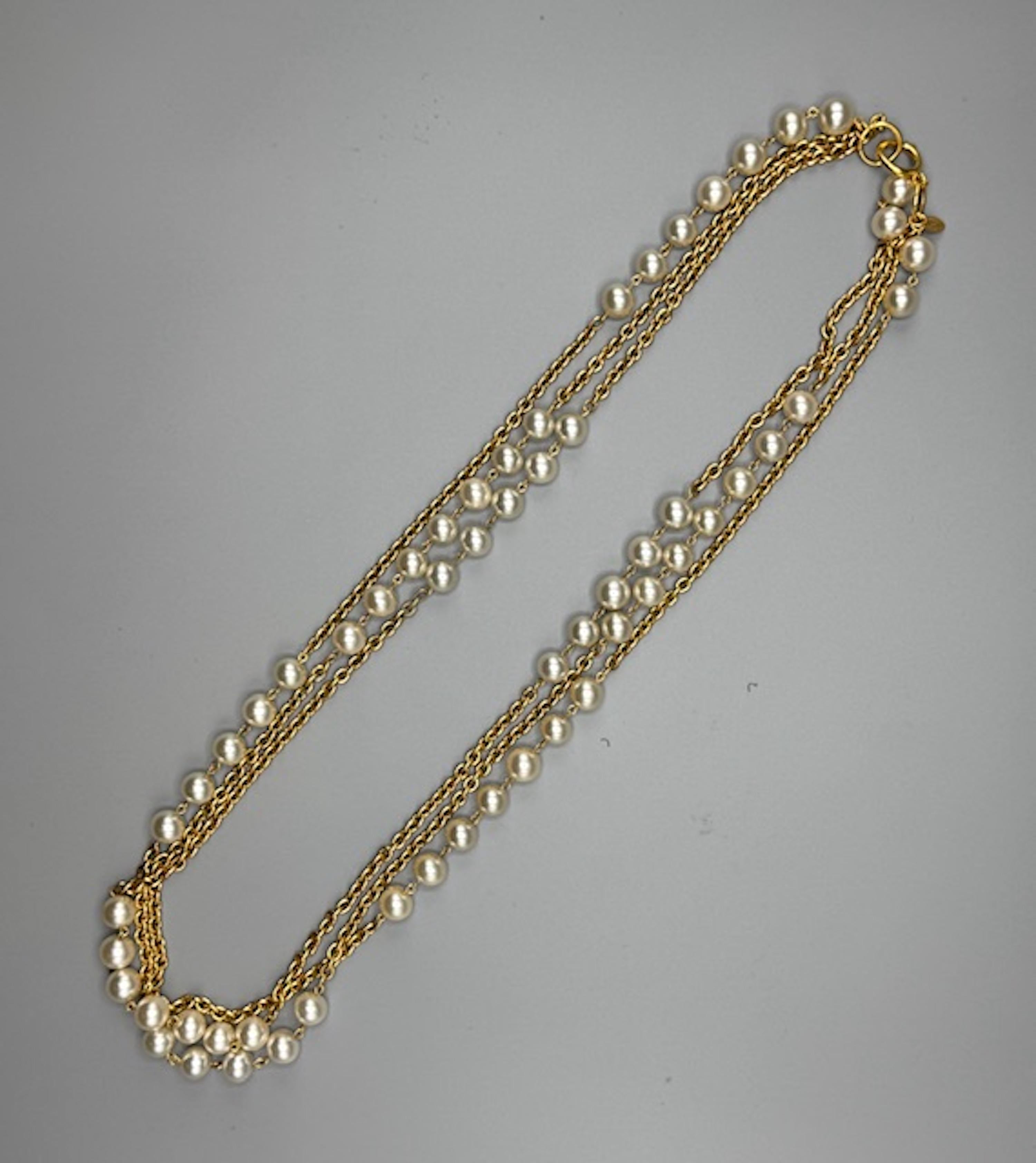 Perle Sautoir Chanel à 3 rangs de chaînes en or et perles, début des années 1980 en vente