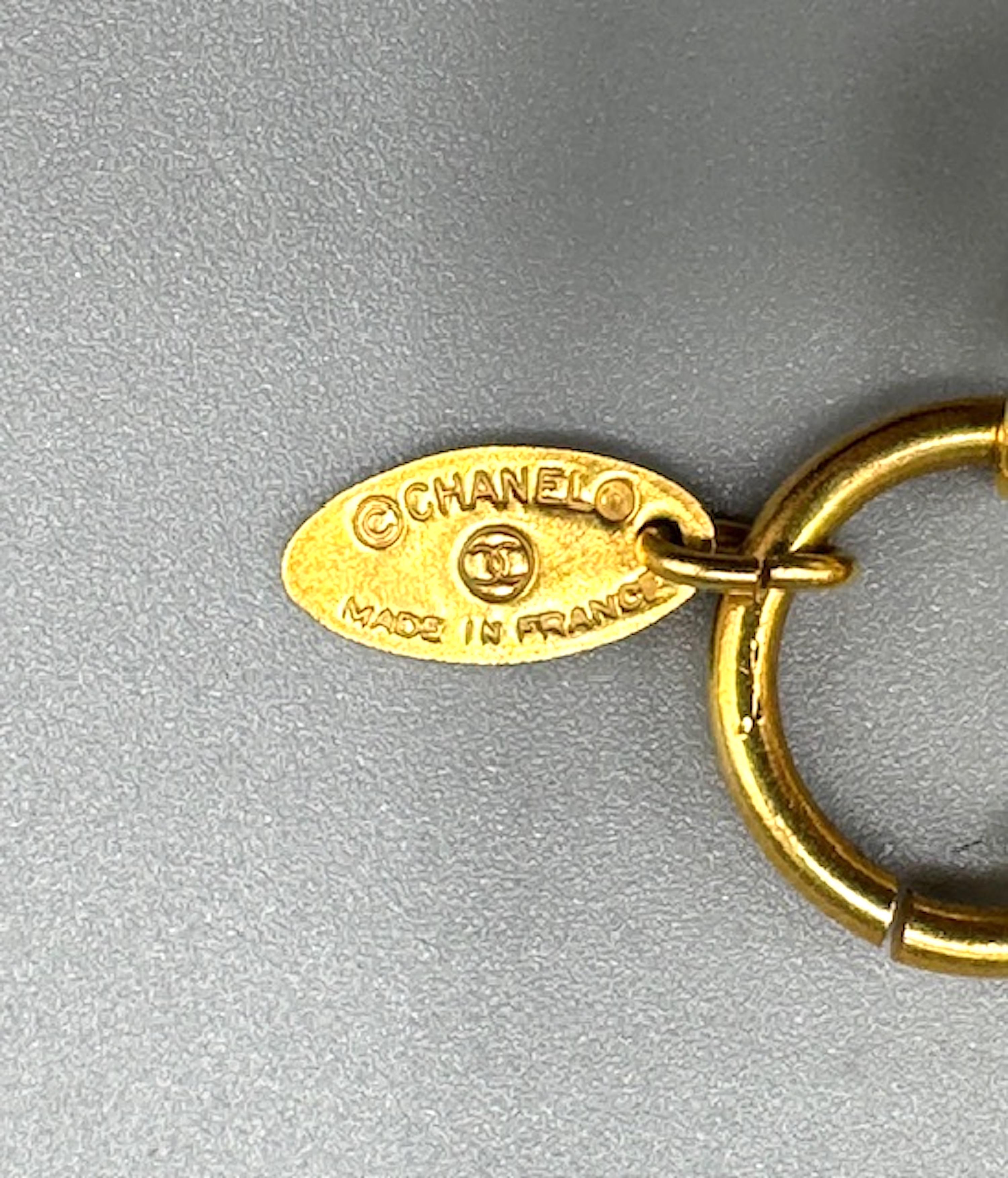 Sautoir Chanel à 3 rangs de chaînes en or et perles, début des années 1980 Unisexe en vente