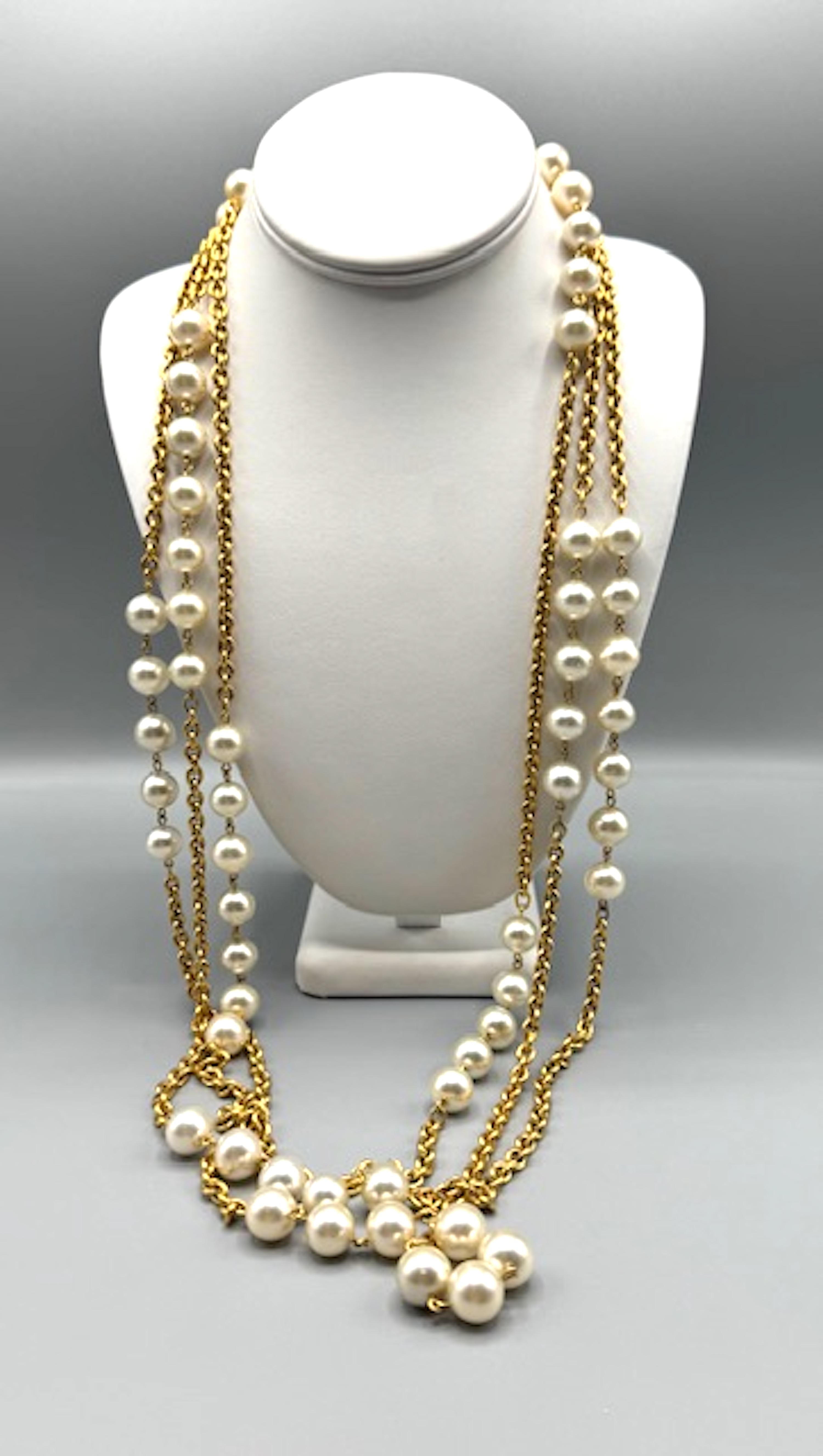 Sautoir Chanel à 3 rangs de chaînes en or et perles, début des années 1980 en vente 1