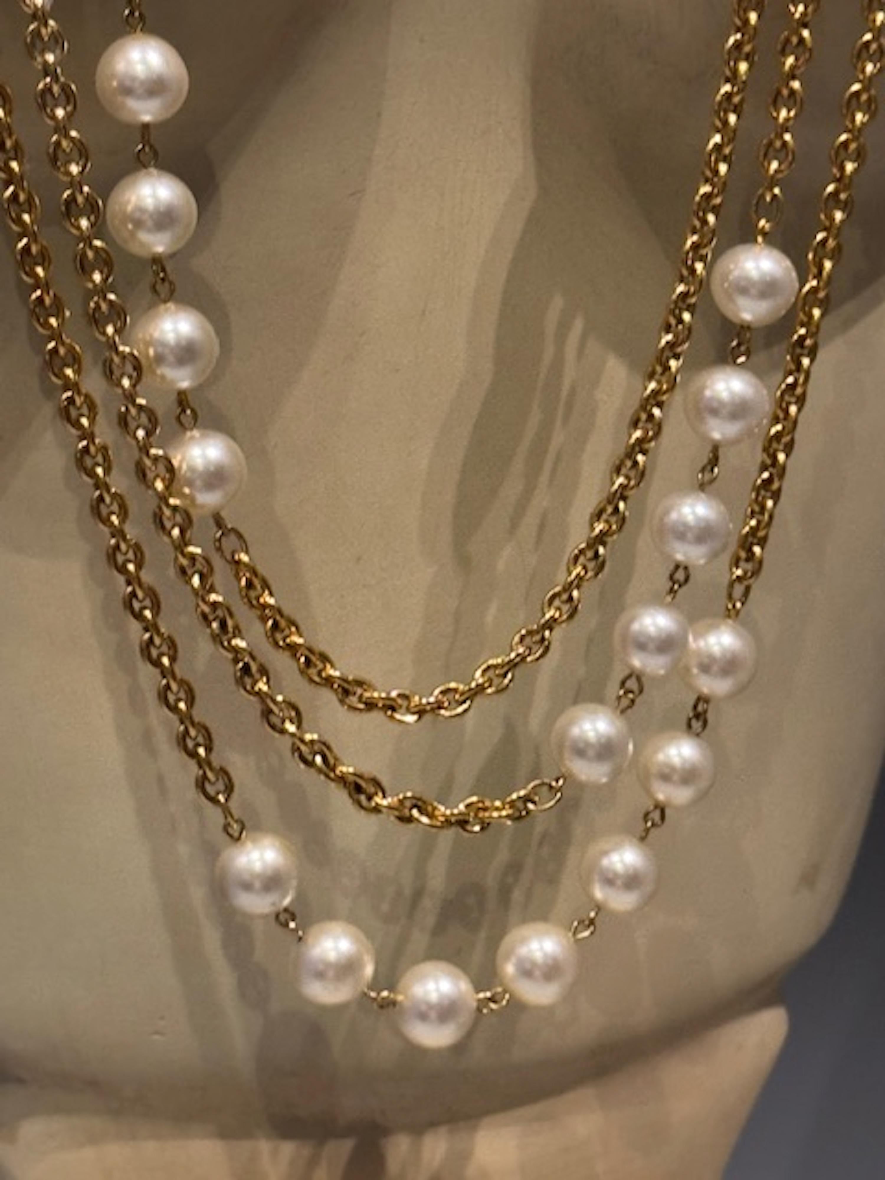 Sautoir Chanel à 3 rangs de chaînes en or et perles, début des années 1980 en vente 6