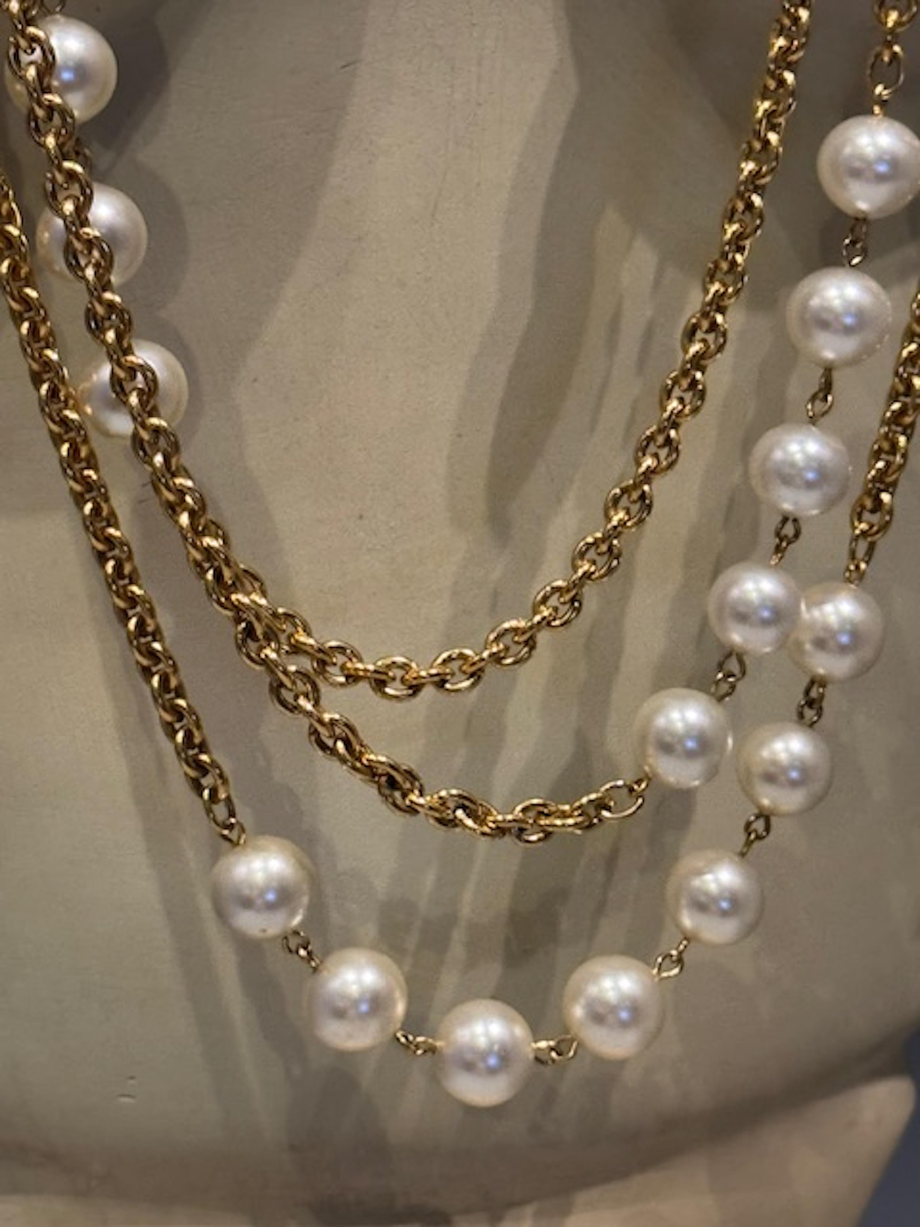 Sautoir Chanel à 3 rangs de chaînes en or et perles, début des années 1980 en vente 4
