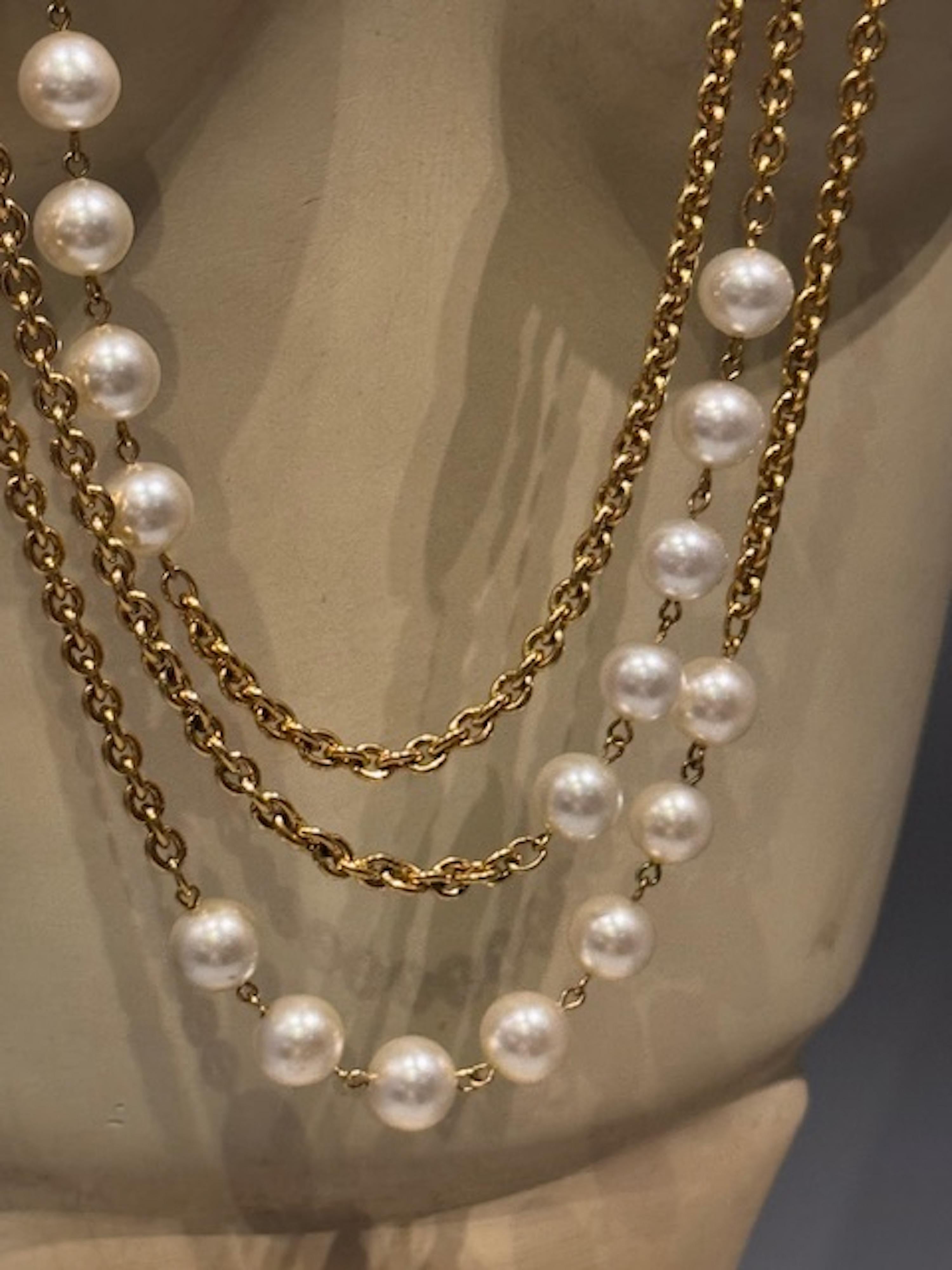 Sautoir Chanel à 3 rangs de chaînes en or et perles, début des années 1980 en vente 5