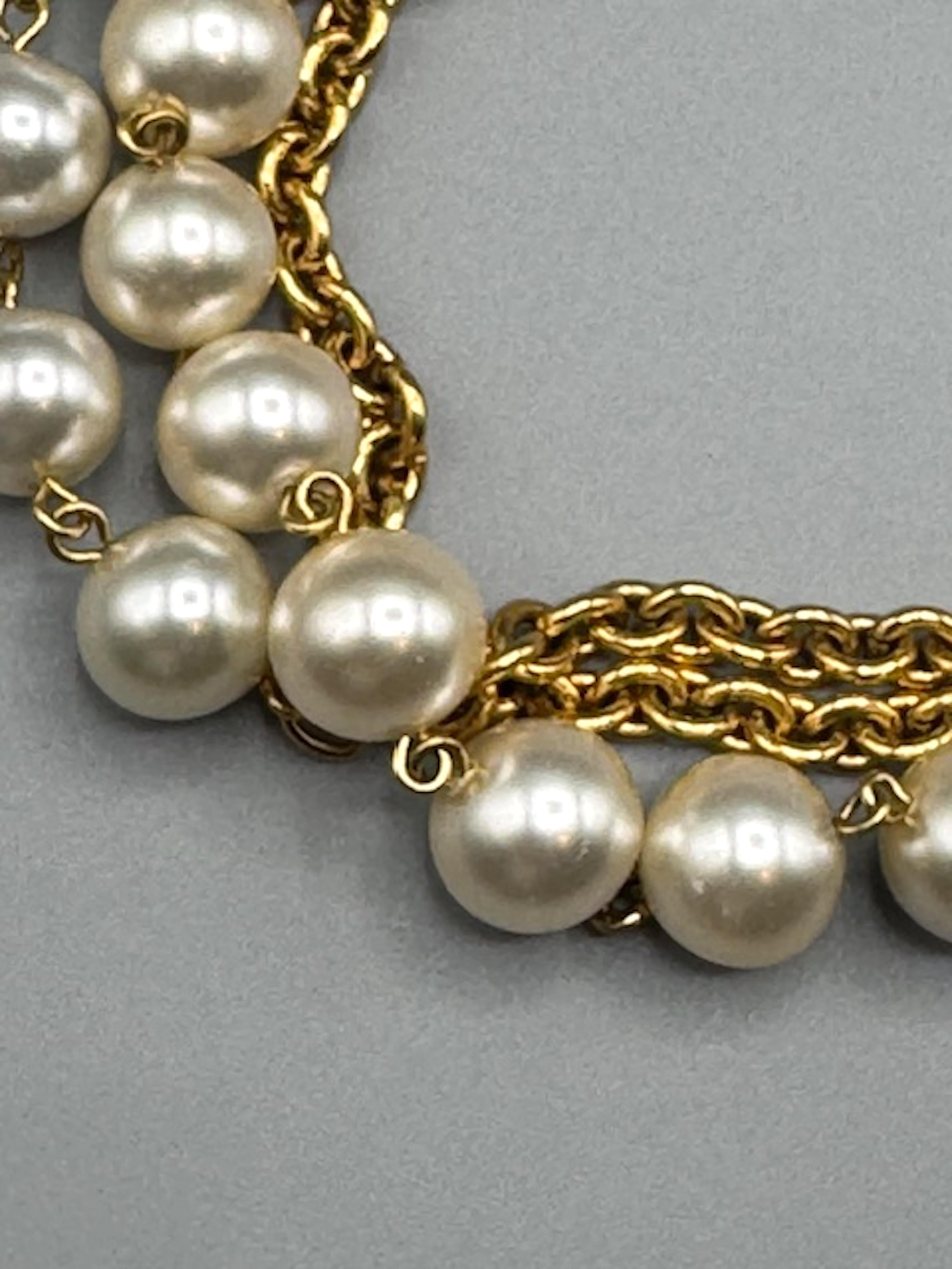 Sautoir Chanel à 3 rangs de chaînes en or et perles, début des années 1980 Bon état - En vente à New York, NY