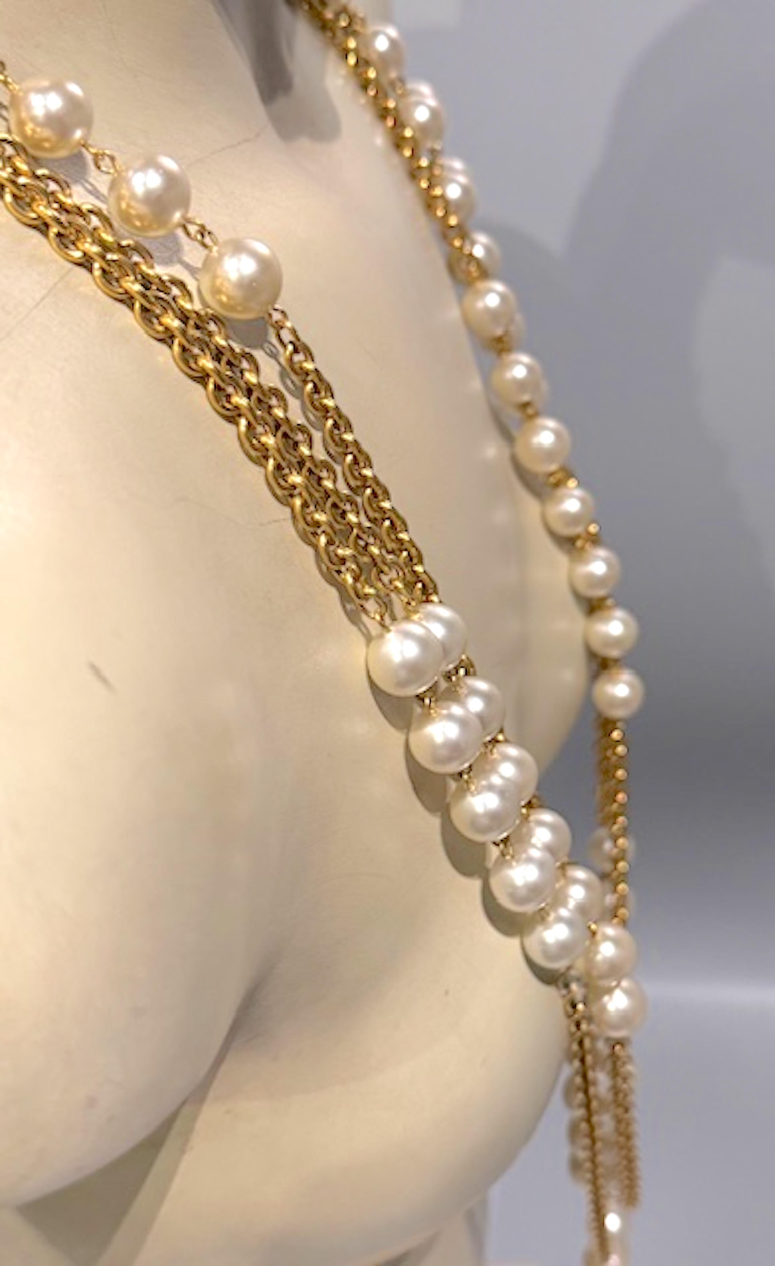 Sautoir Chanel à 3 rangs de chaînes en or et perles, début des années 1980 en vente 9