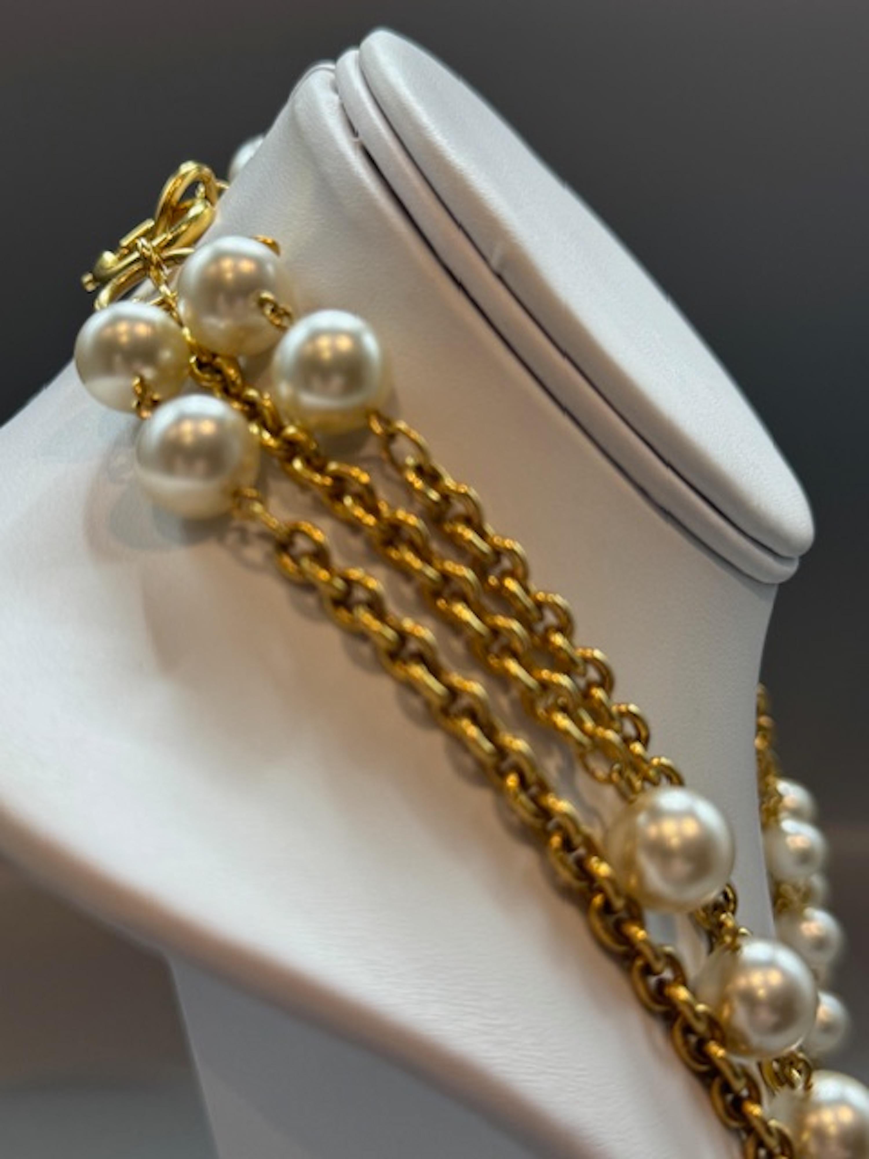 Sautoir Chanel à 3 rangs de chaînes en or et perles, début des années 1980 en vente 8