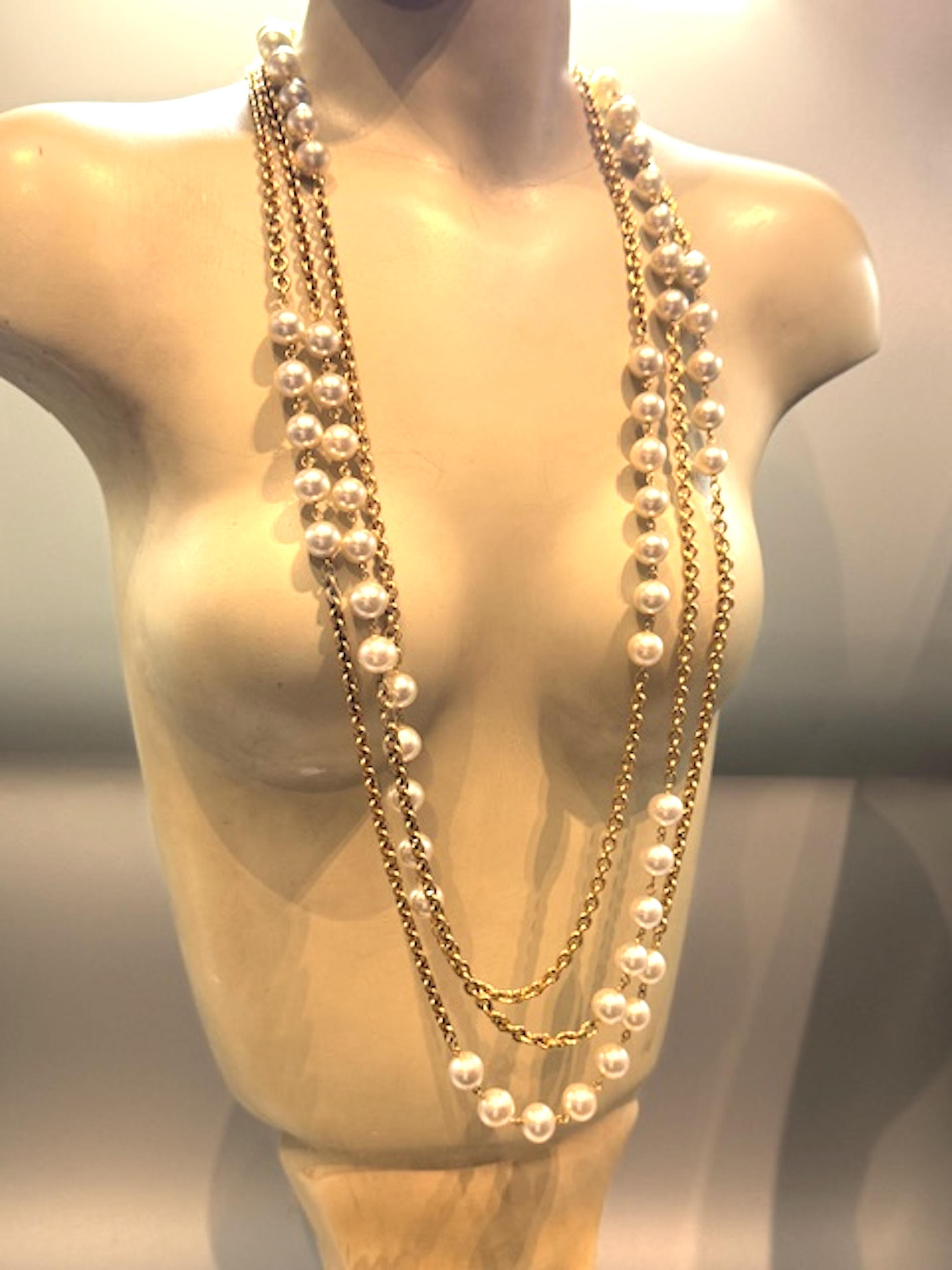 Sautoir Chanel à 3 rangs de chaînes en or et perles, début des années 1980 en vente 12