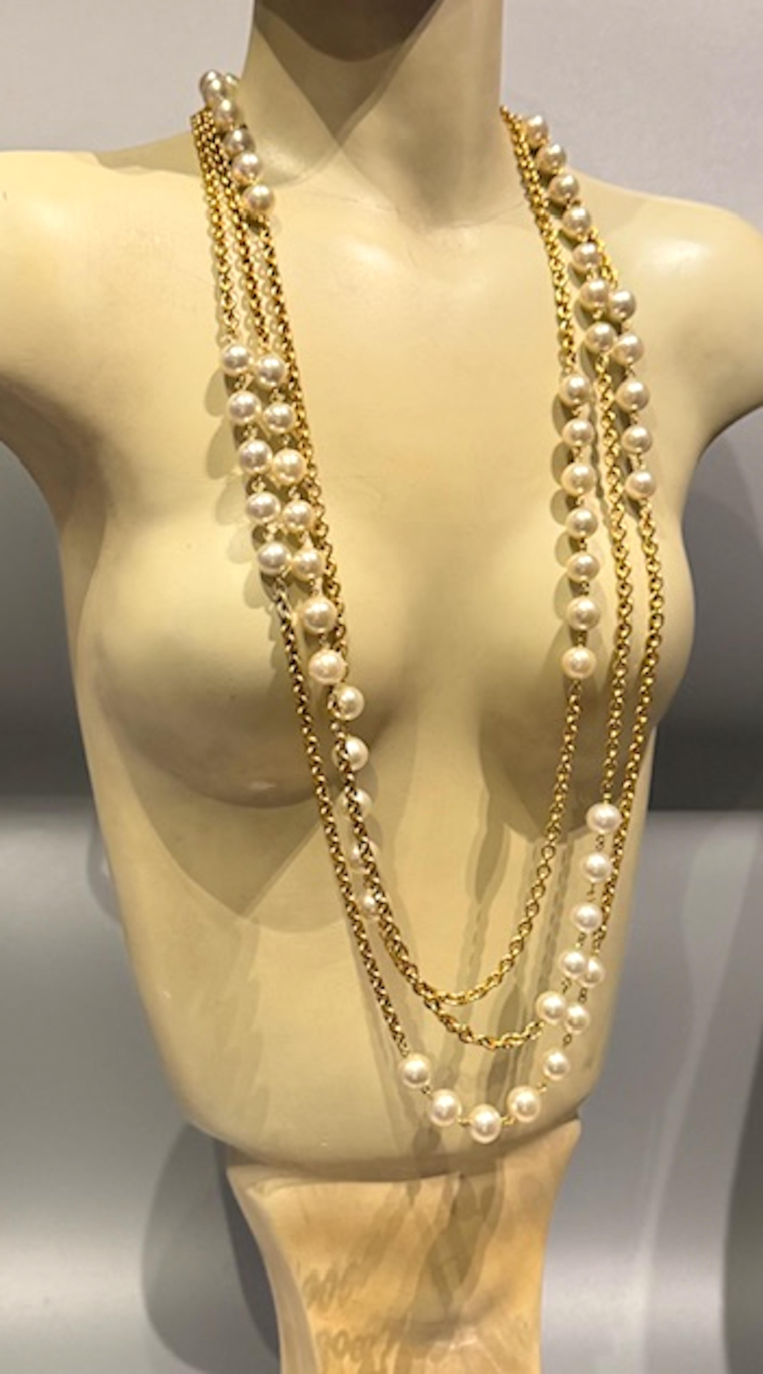 Sautoir Chanel à 3 rangs de chaînes en or et perles, début des années 1980 en vente 11