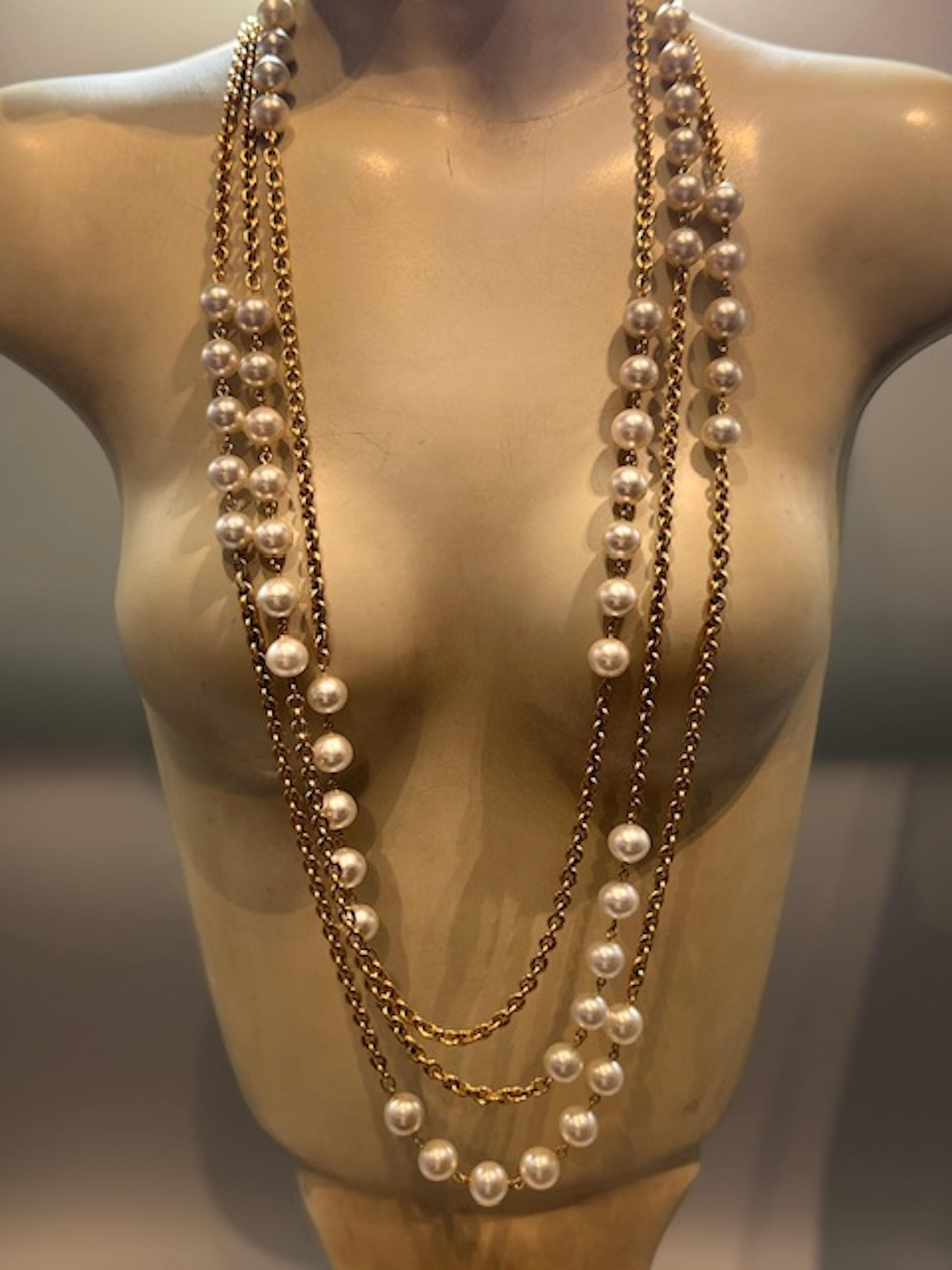 Sautoir Chanel à 3 rangs de chaînes en or et perles, début des années 1980 en vente 14