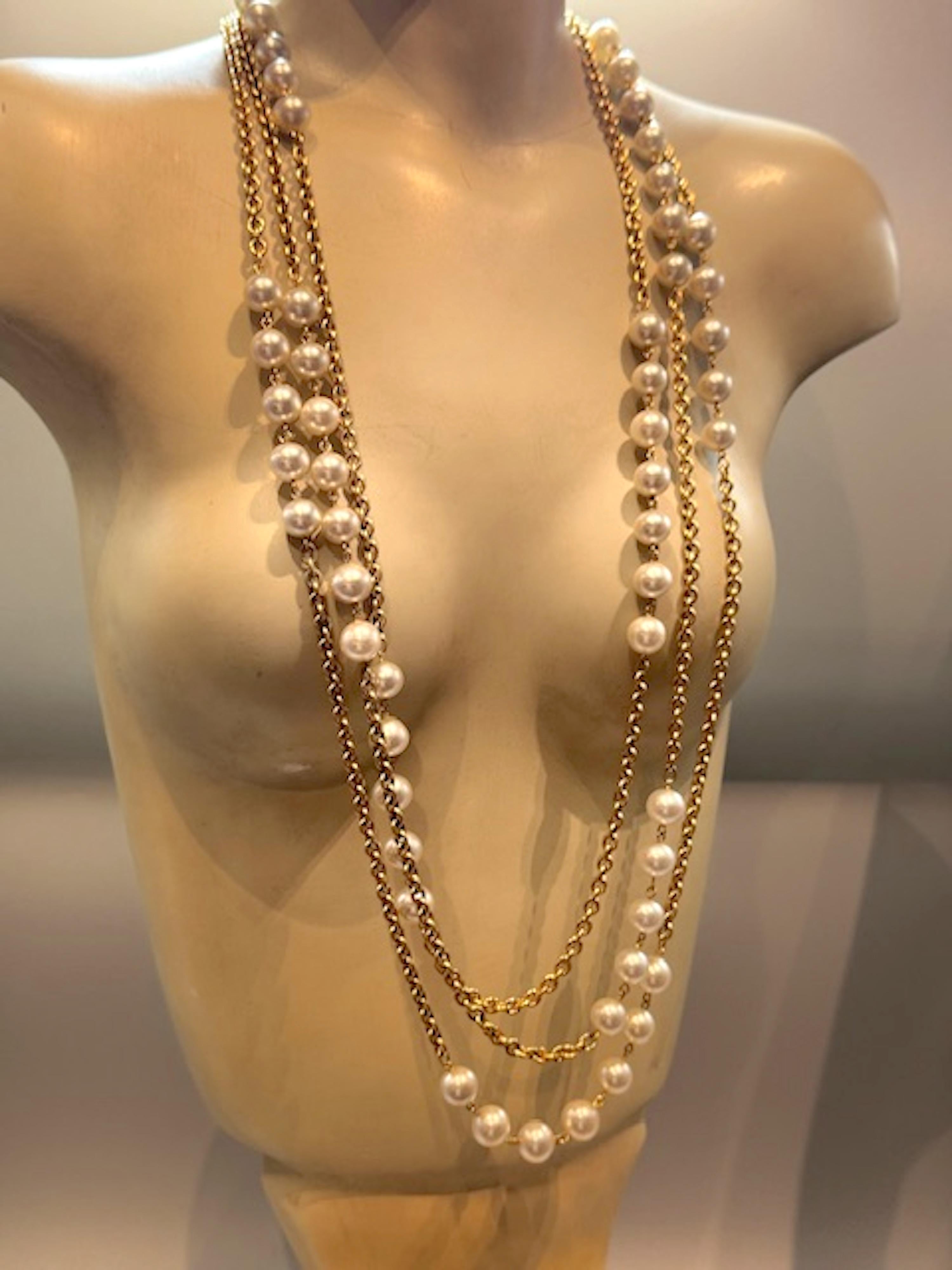 Sautoir Chanel à 3 rangs de chaînes en or et perles, début des années 1980 en vente 13