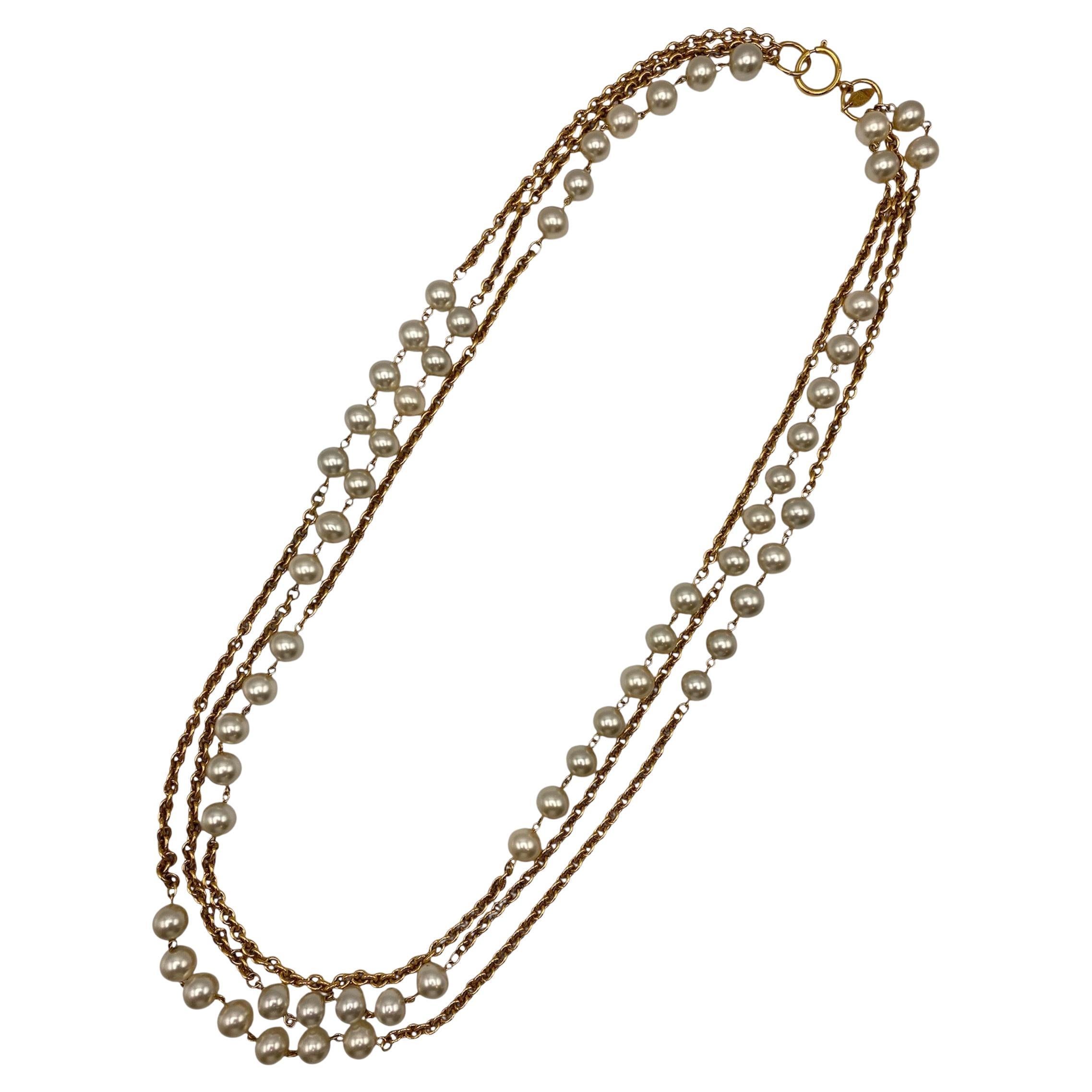 Sautoir Chanel à 3 rangs de chaînes en or et perles, début des années 1980