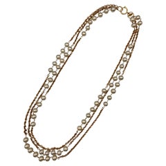 Sautoir Chanel à 3 rangs de chaînes en or et perles, début des années 1980