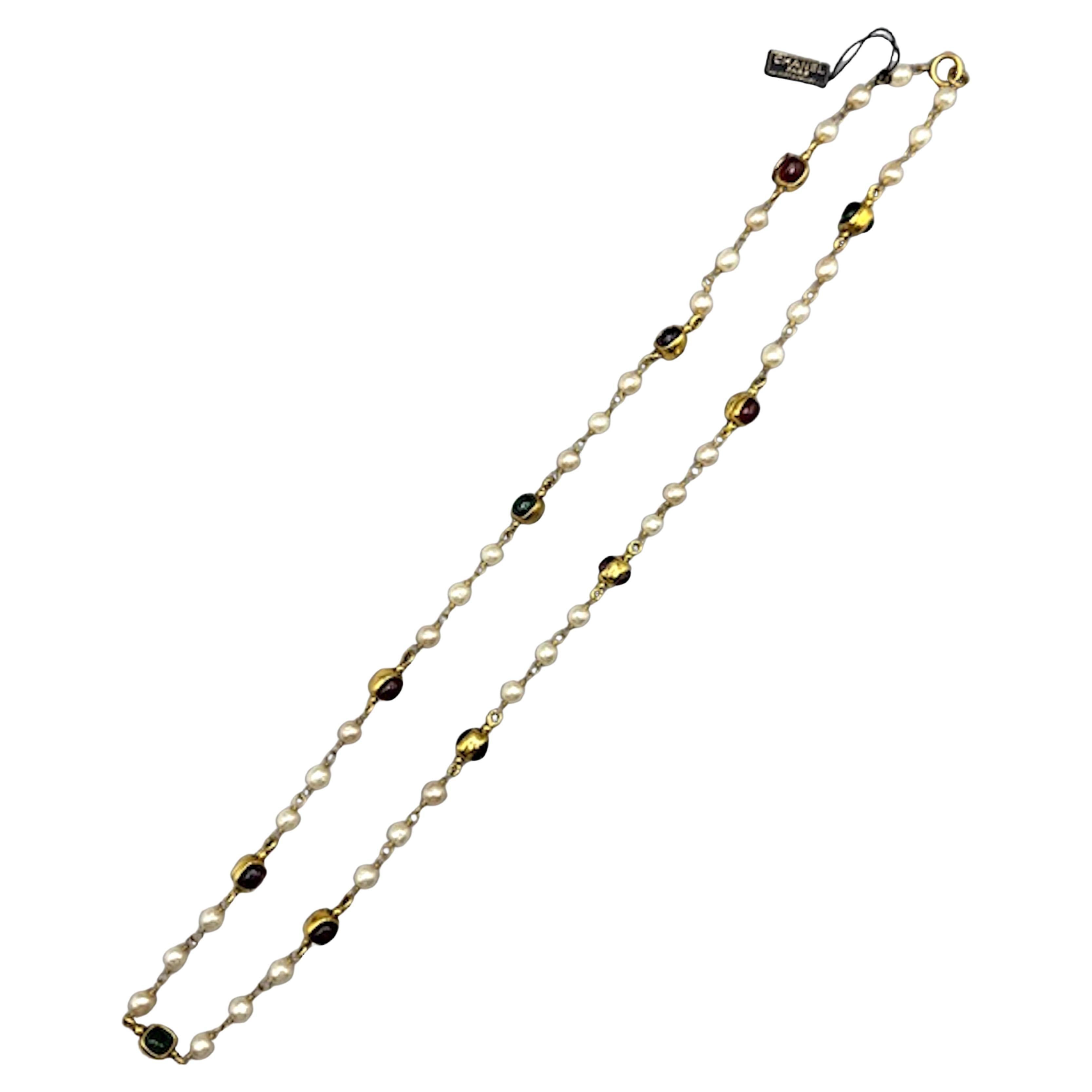 Collana Maison Gripoix for Chanel 1985 in oro, perle e vetro cabochon. Lunga 37,5 pollici, la collana è composta da tre finte perle barocche collegate tra loro e da un cabochon incastonato sul davanti e sul retro. Questo disegno si ripete per il