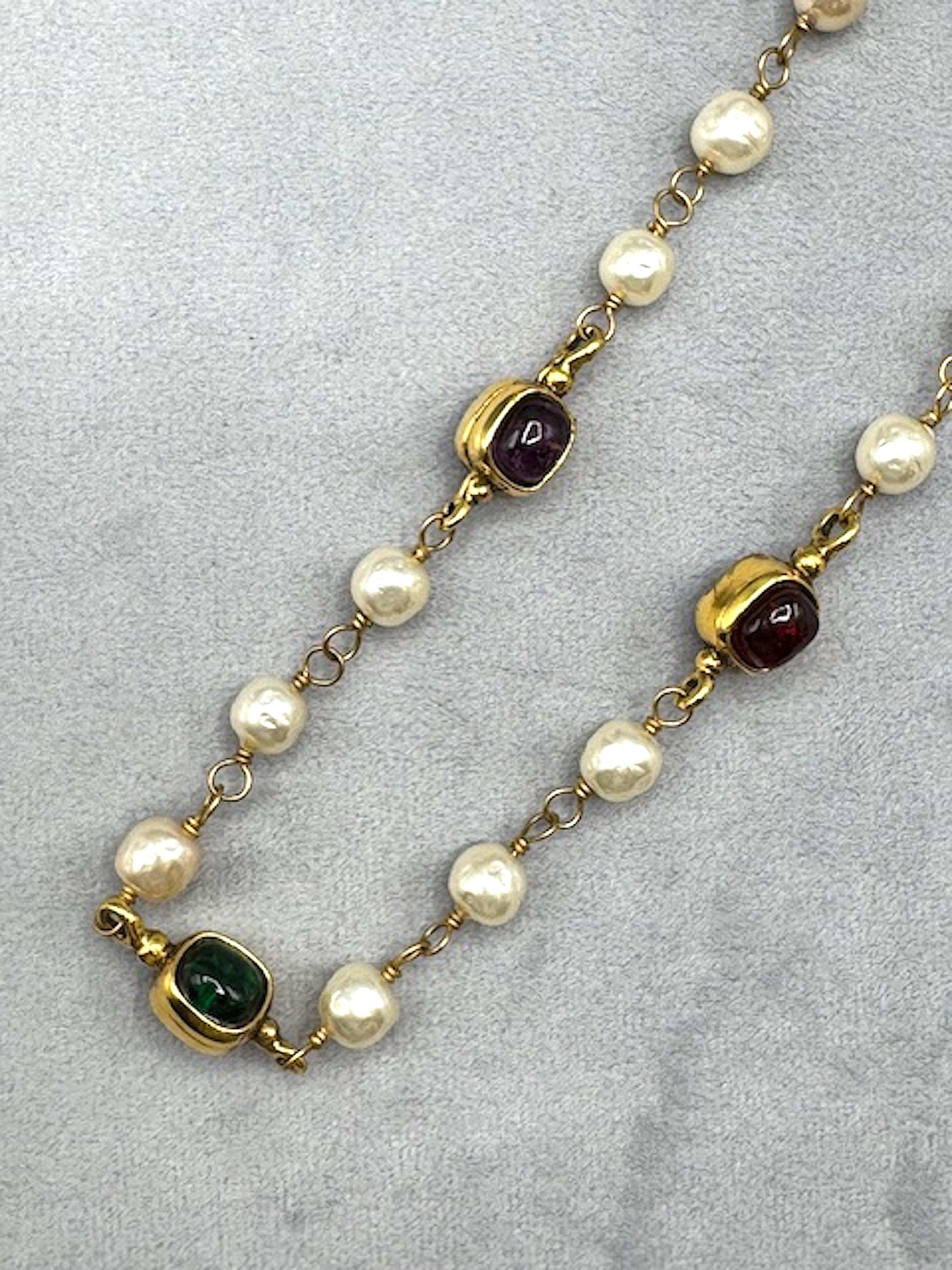 Perlina Maison Gripoix for Chanel Collana in oro, perle e cabochon di vetro del 1985 in vendita
