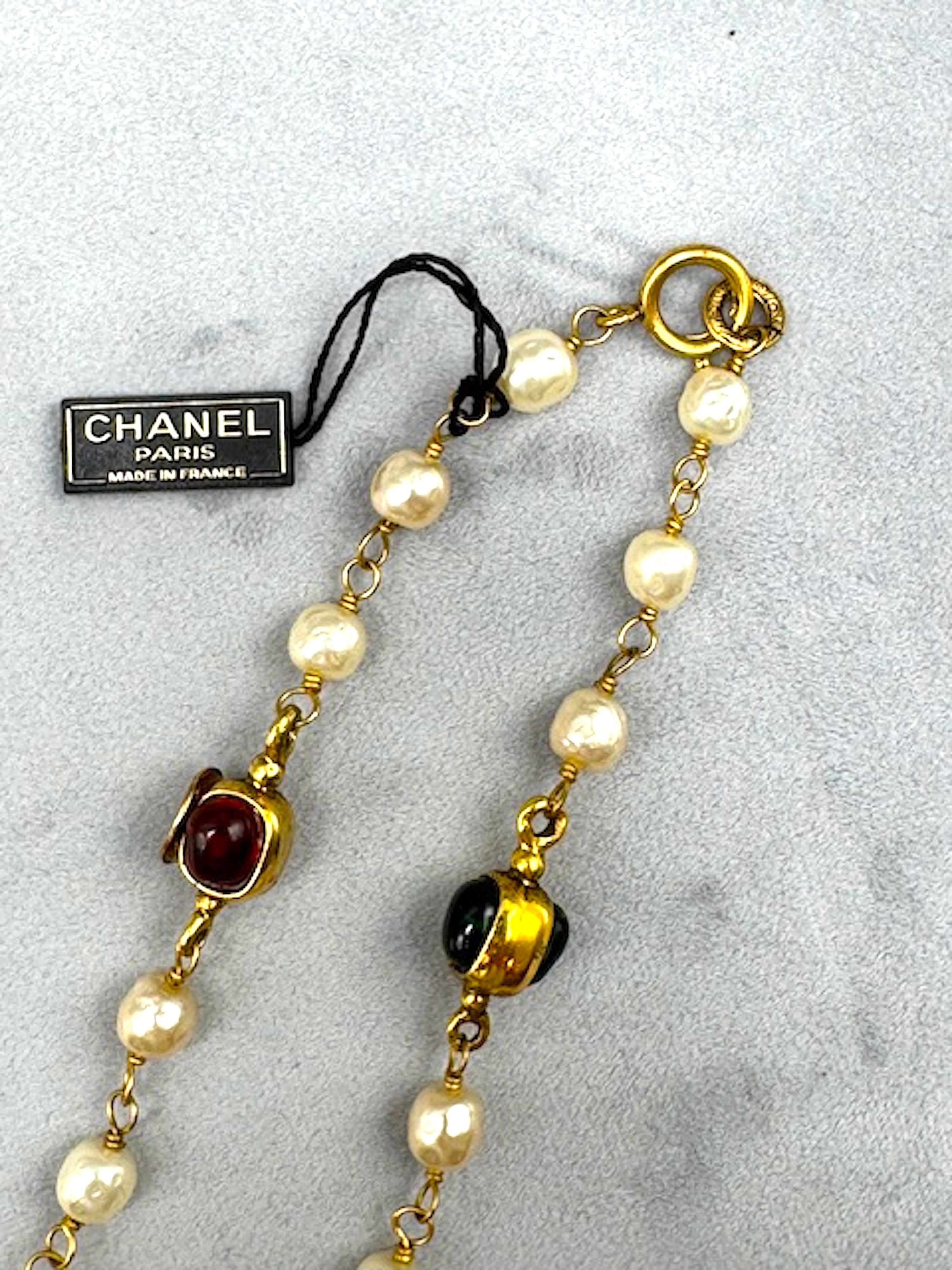 Maison Gripoix for Chanel Collana in oro, perle e cabochon di vetro del 1985 In condizioni buone in vendita a New York, NY