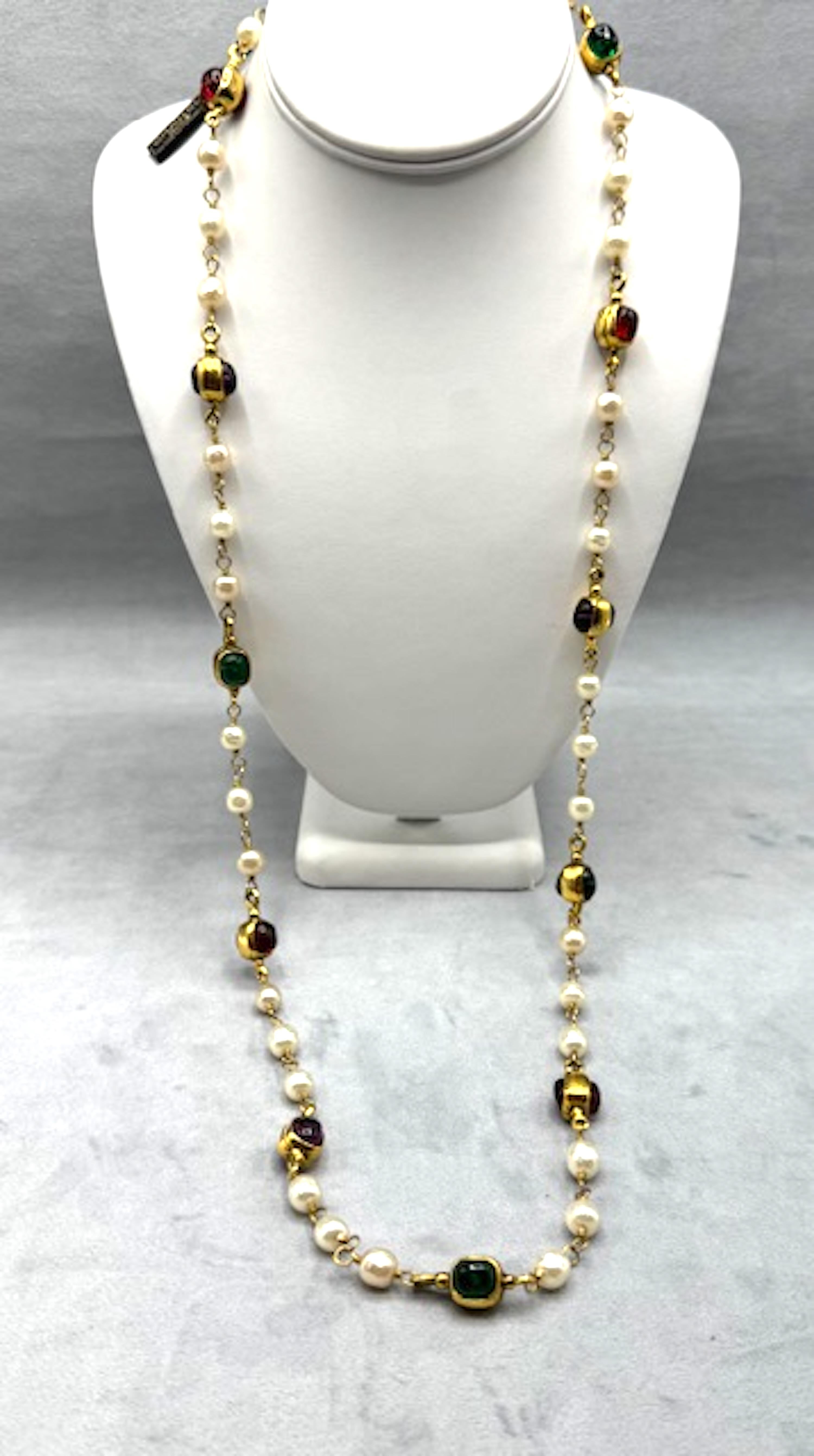 Maison Gripoix for Chanel Collana in oro, perle e cabochon di vetro del 1985 in vendita 4
