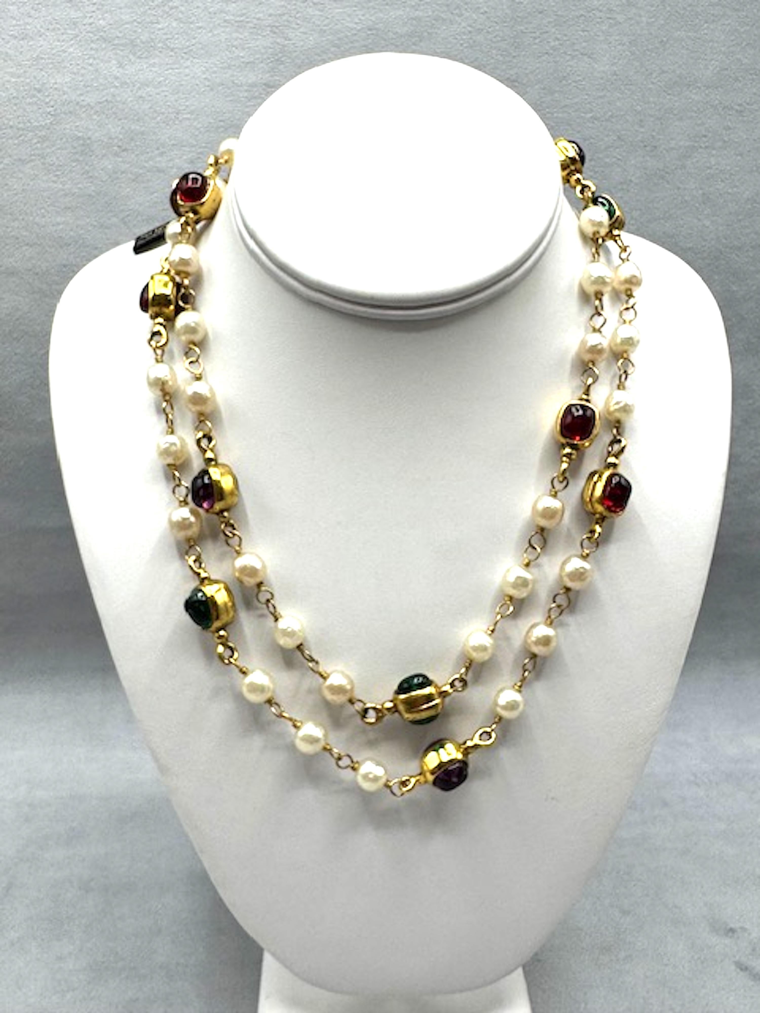 Maison Gripoix for Chanel Collana in oro, perle e cabochon di vetro del 1985 in vendita 3