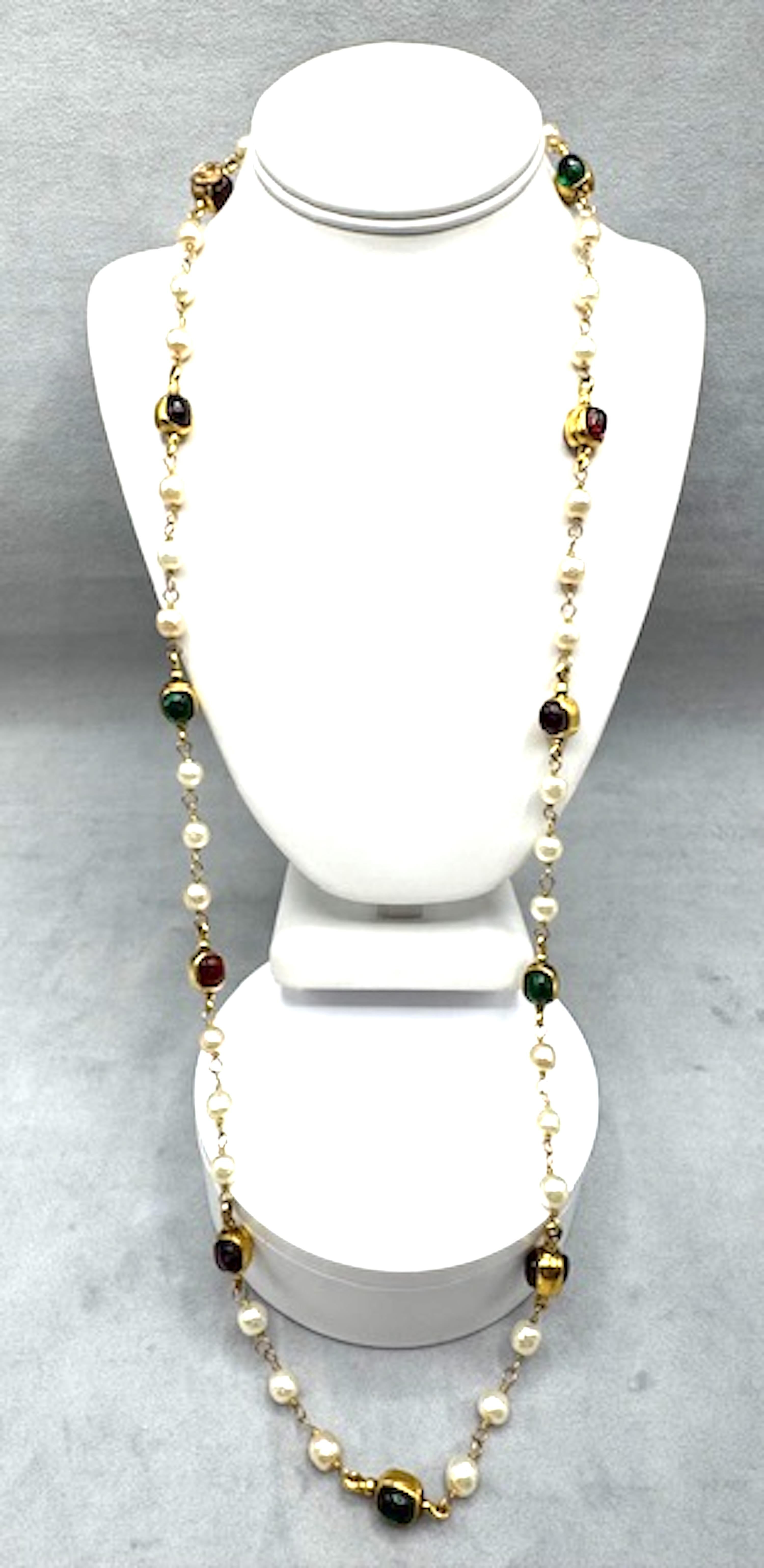 Maison Gripoix for Chanel Collana in oro, perle e cabochon di vetro del 1985 in vendita 10