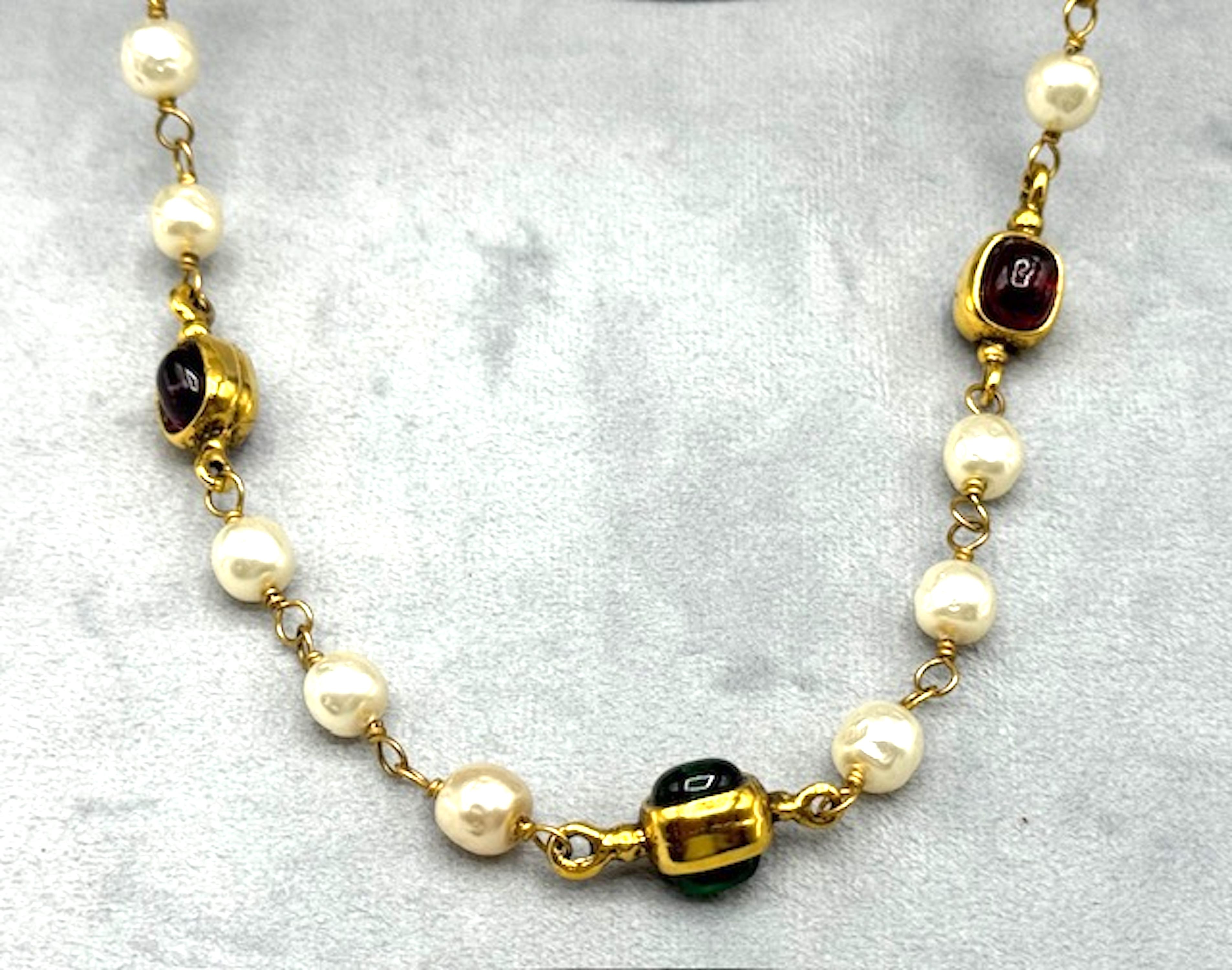 Maison Gripoix for Chanel Collana in oro, perle e cabochon di vetro del 1985 in vendita 9
