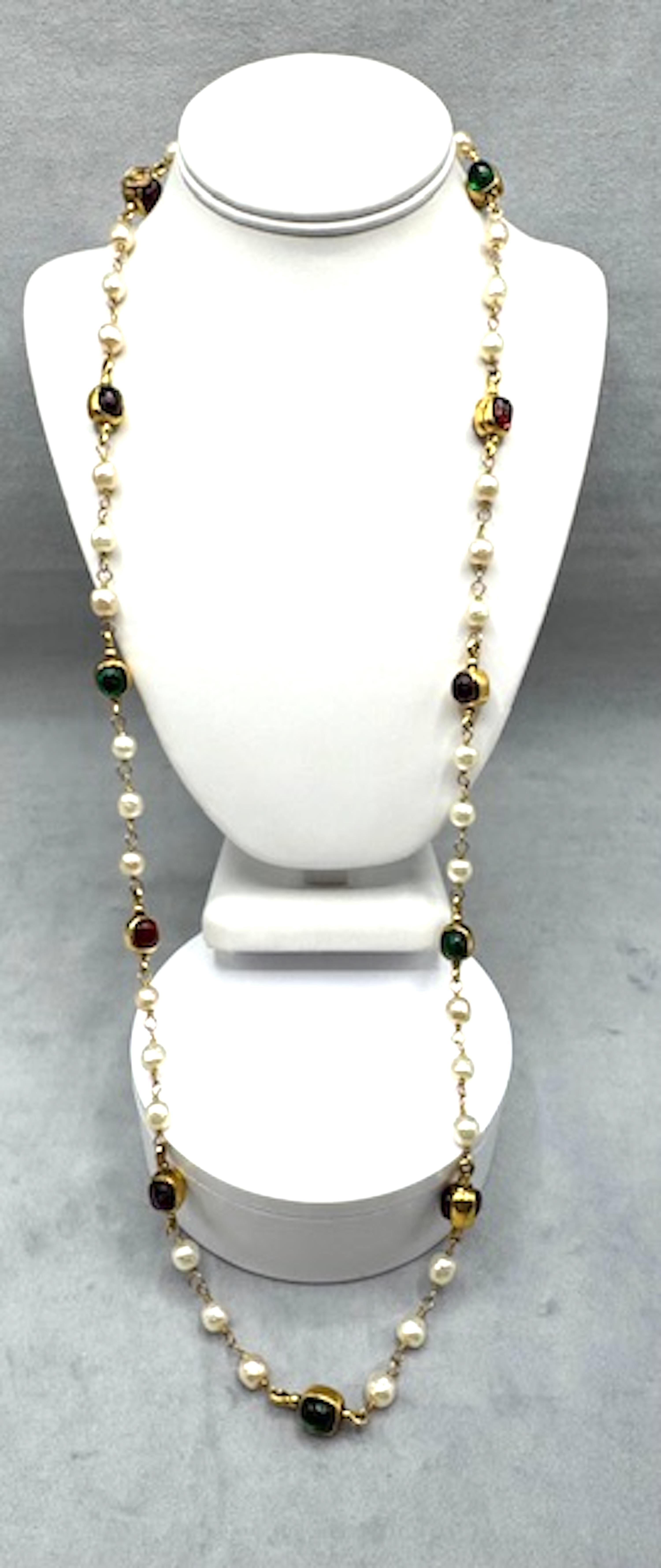 Maison Gripoix for Chanel Collana in oro, perle e cabochon di vetro del 1985 in vendita 11