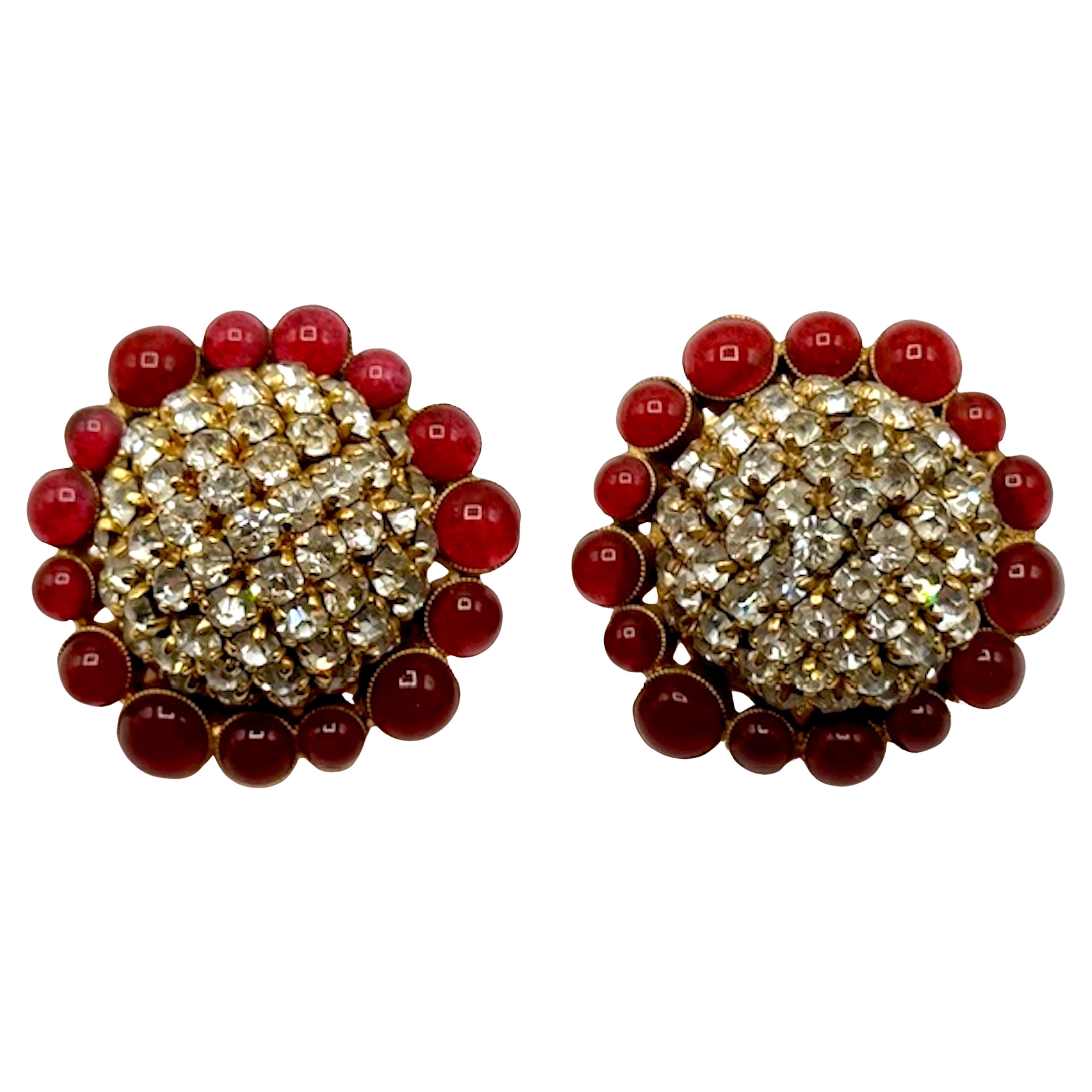 Orecchini Chanel grandi in oro, cupola di strass e bottone rosso di Gripoix, 1989 in vendita